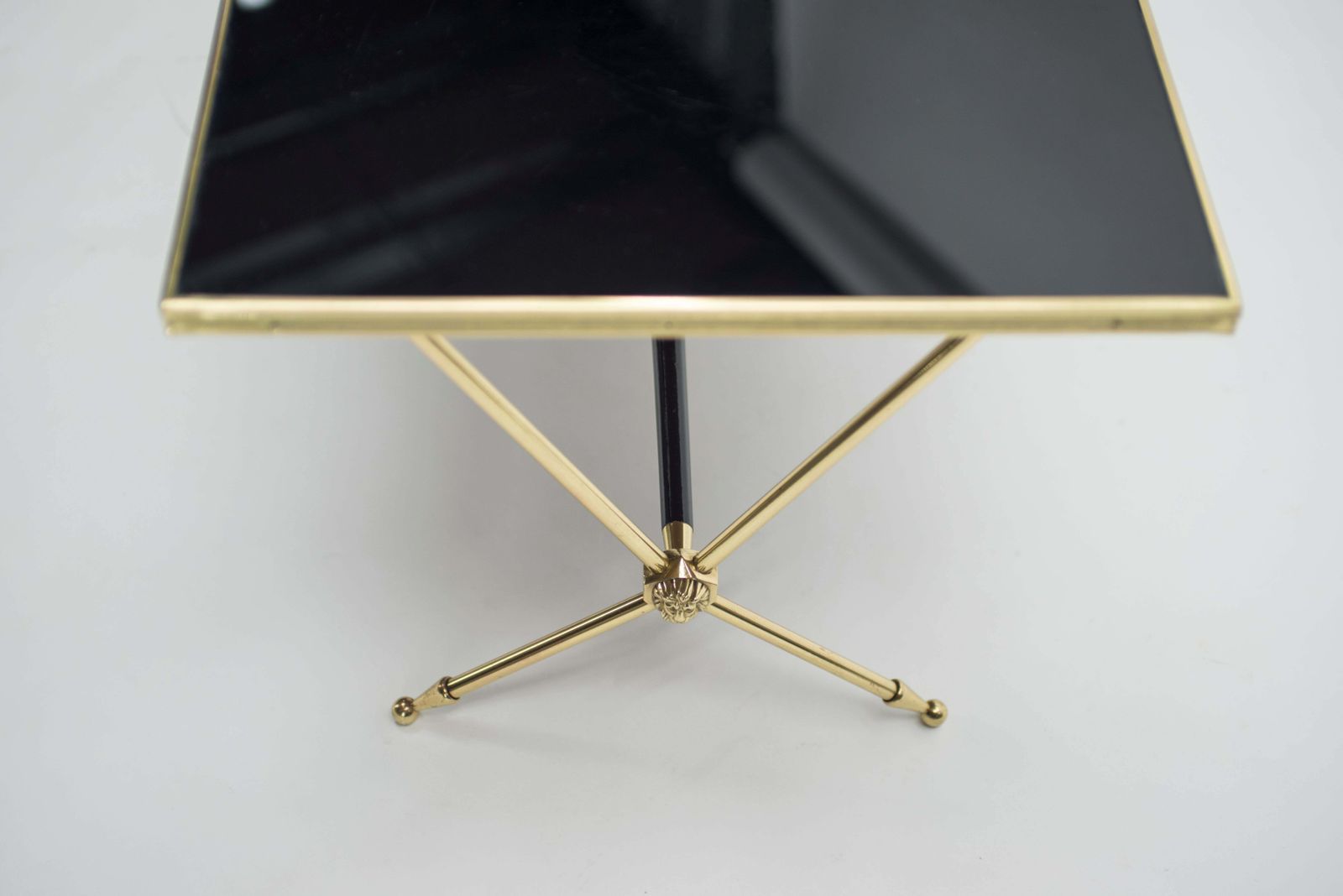 photo for sale Table basse néoclassique française Raphael en laiton et opaline, années 1960