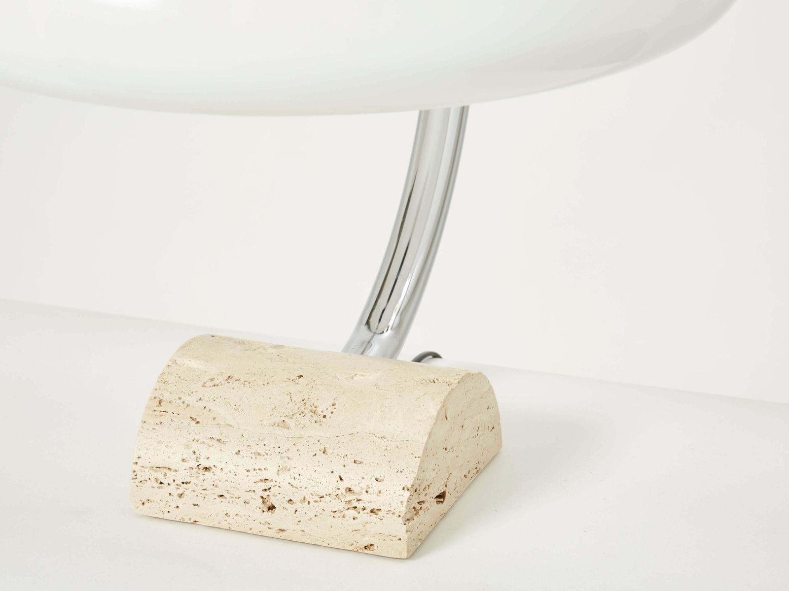 Lampe de table italienne en travertin et chrome, années 1960 photo Luminaires