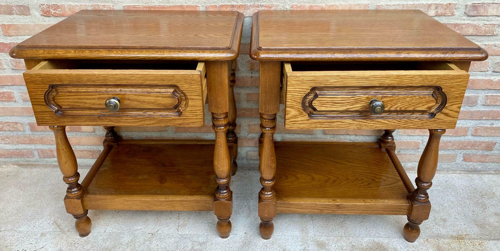 Tables de chevet espagnoles du XXe siècle, un tiroir, ferrures en fer et une niche ouverte photo 2183.0