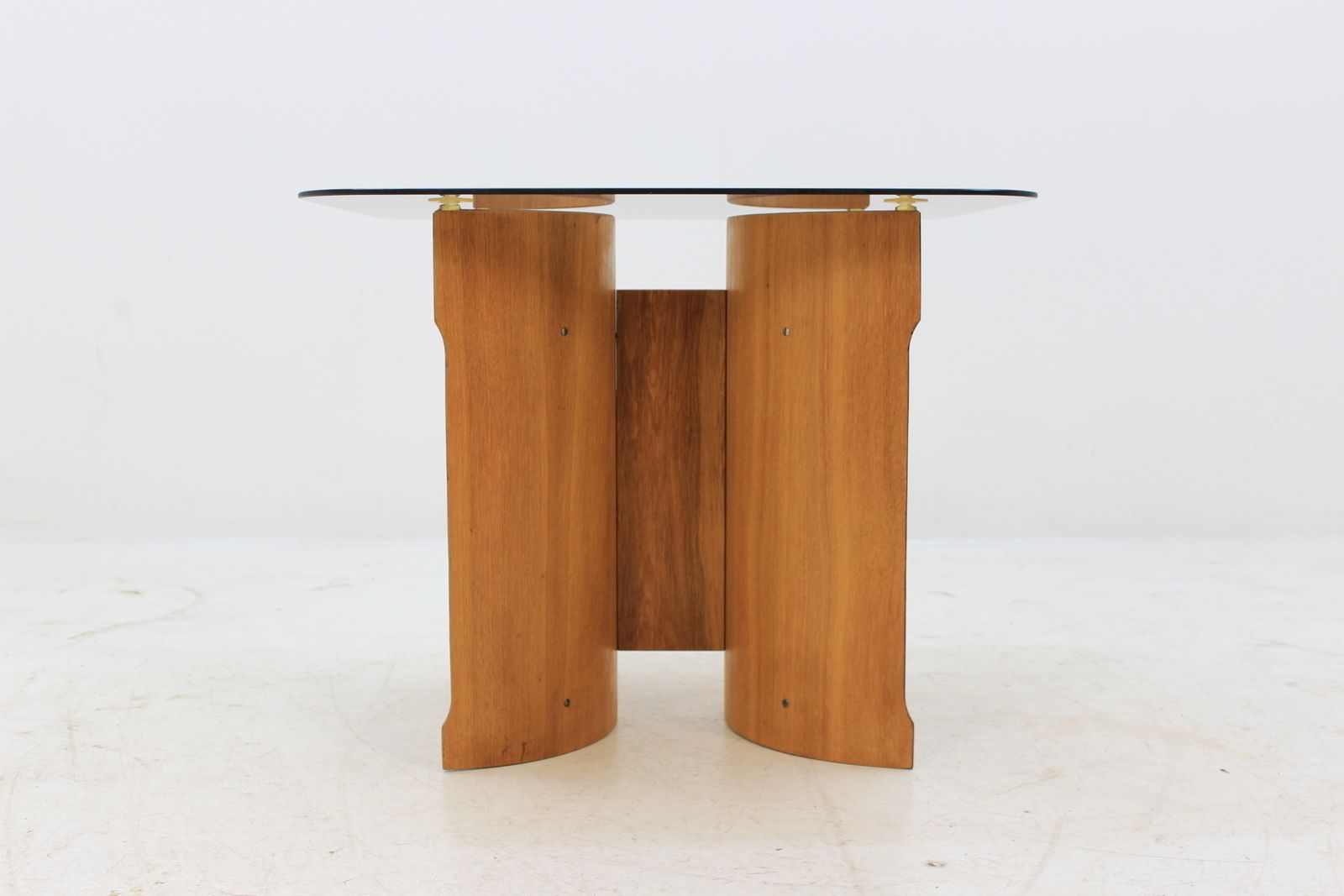 Scandinavisch Design Tafel Van Gebogen Houtfineer, Jaren 1970 photo for sale