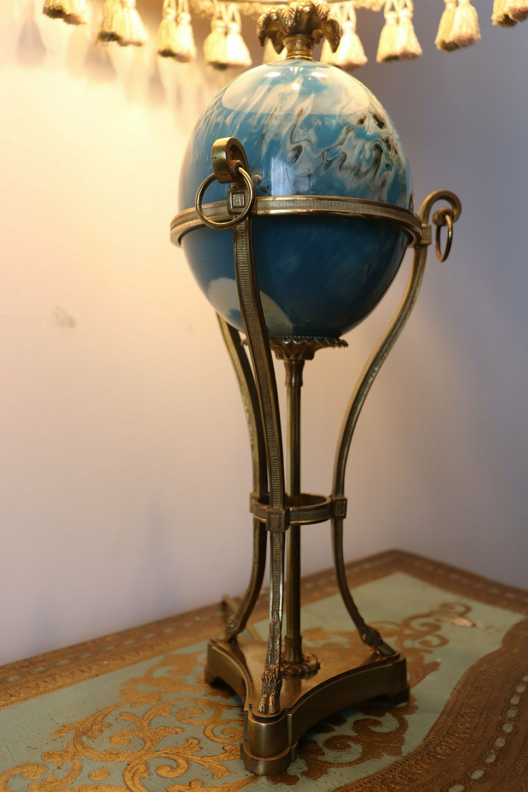 Hollywood Regency Neoclassical Blue Ostrich Egg Palm Table Or Desk Lamp Attributed To Maison Charles (St.88) photo vintage