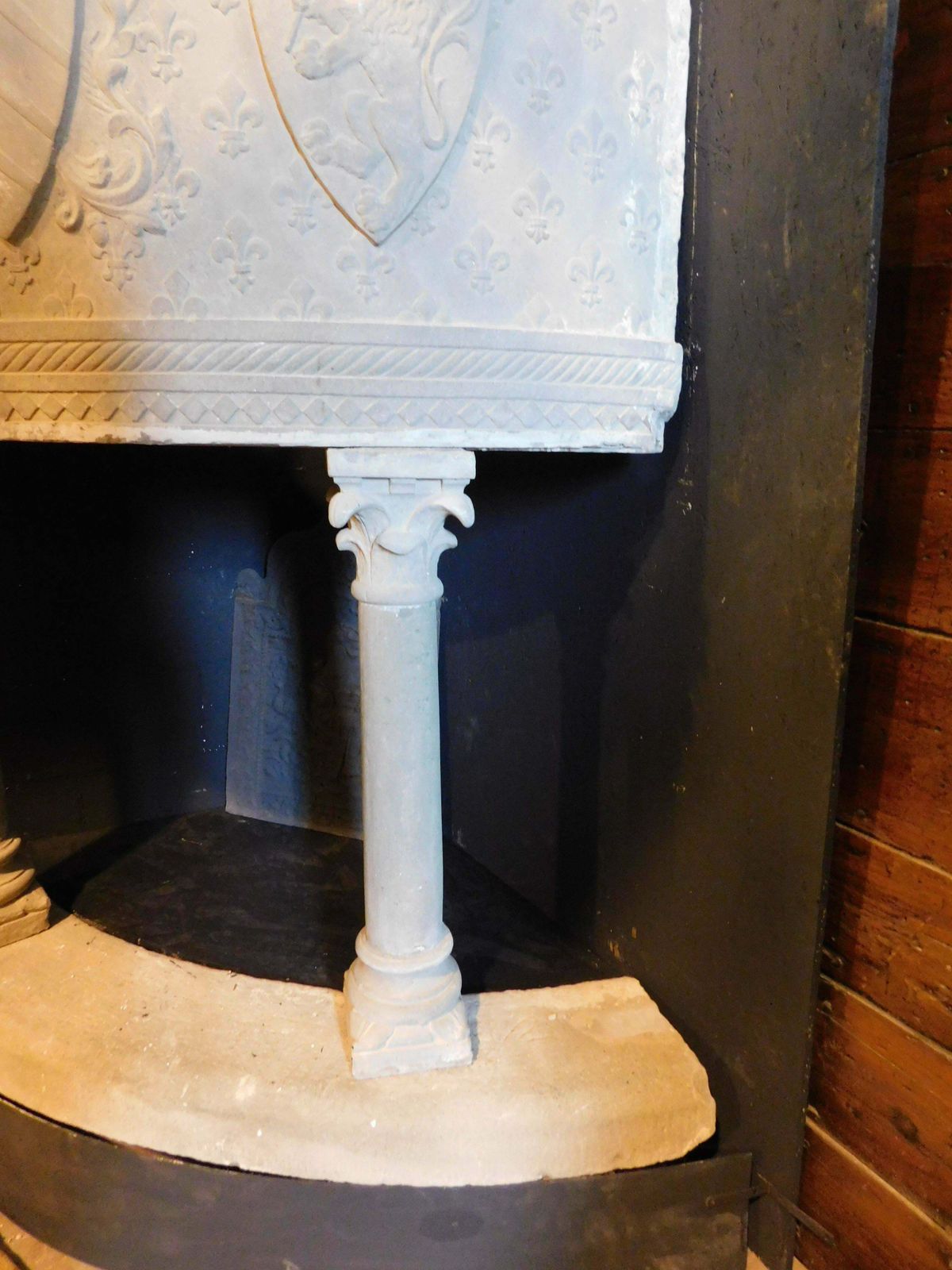 Corner Huge Fireplace In Serena Stone, Carved With Coats Of Arms, Tuscany photo vinterior
