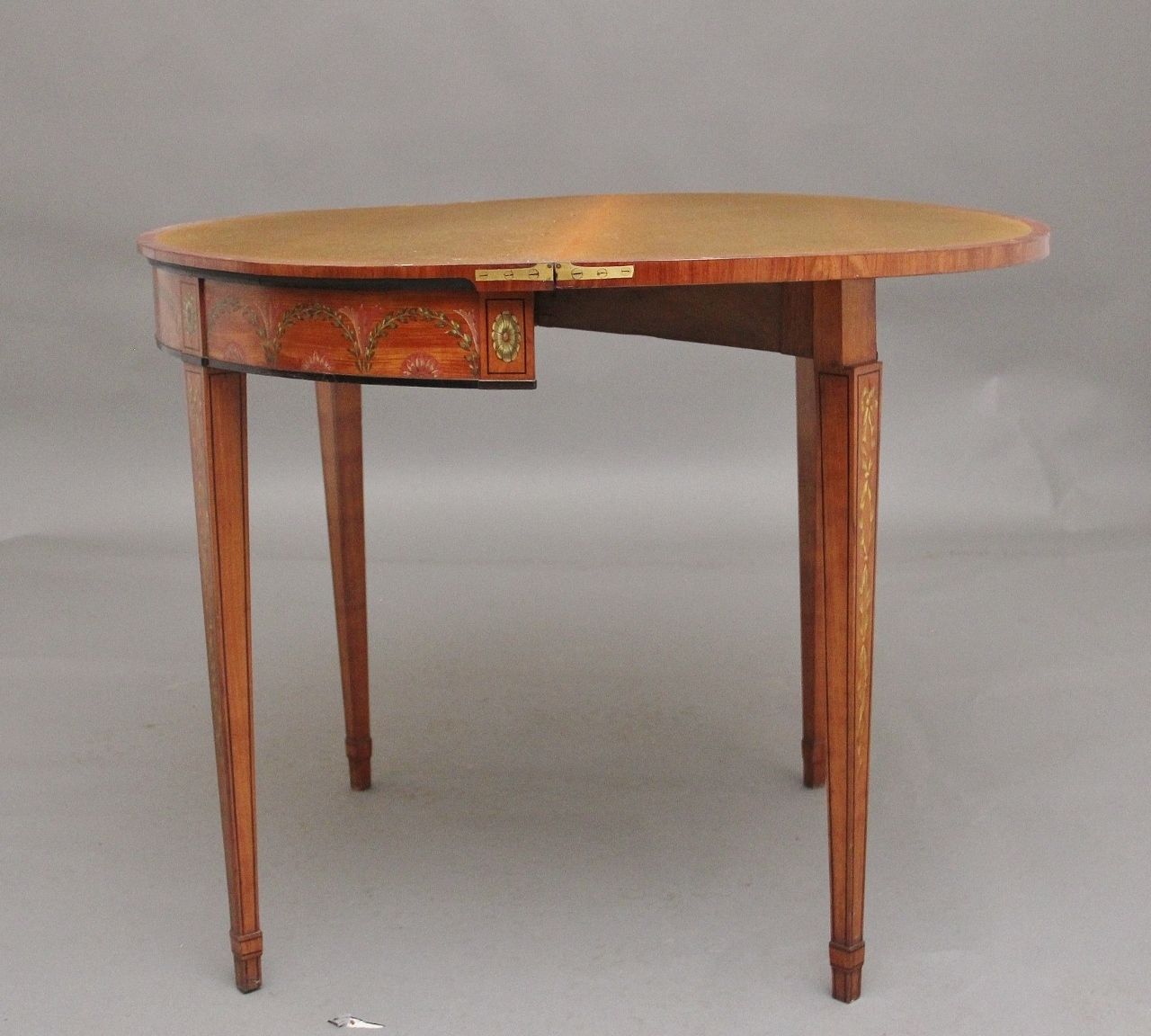 photo furniture Early 19th Century Painted Satinwood Card Table
