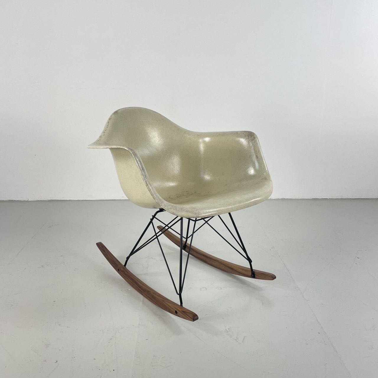 Eames Herman Miller 1950s Rar Rocking Chair In Parchment