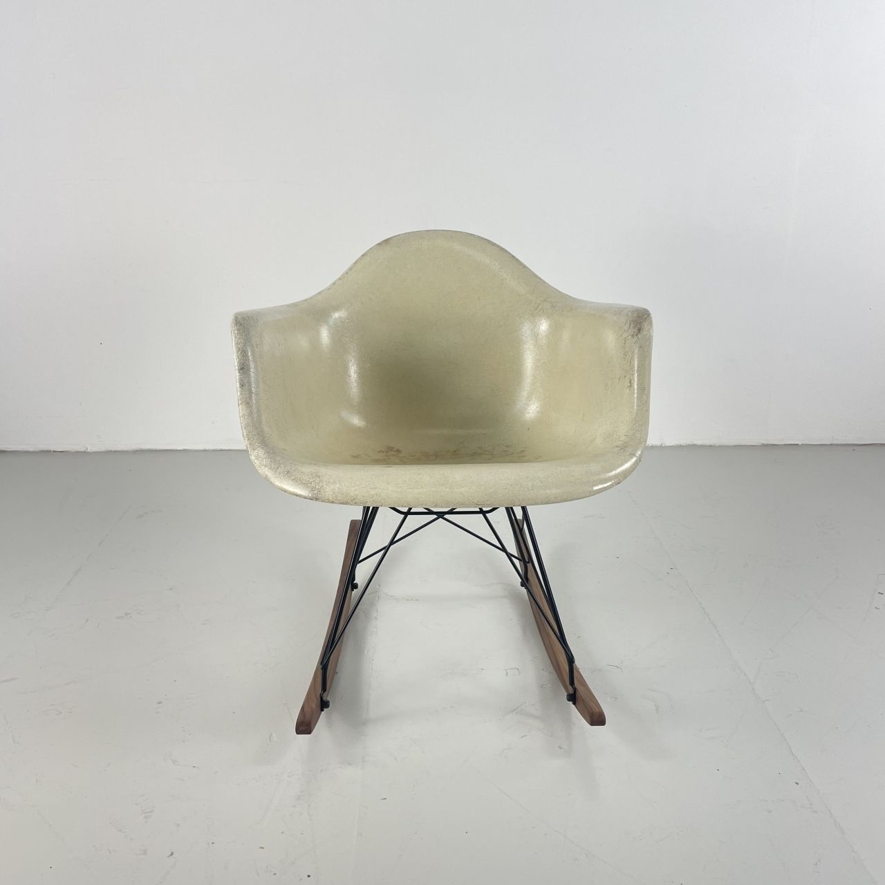 Eames Herman Miller 1950s Rar Rocking Chair In Parchment photo furniture