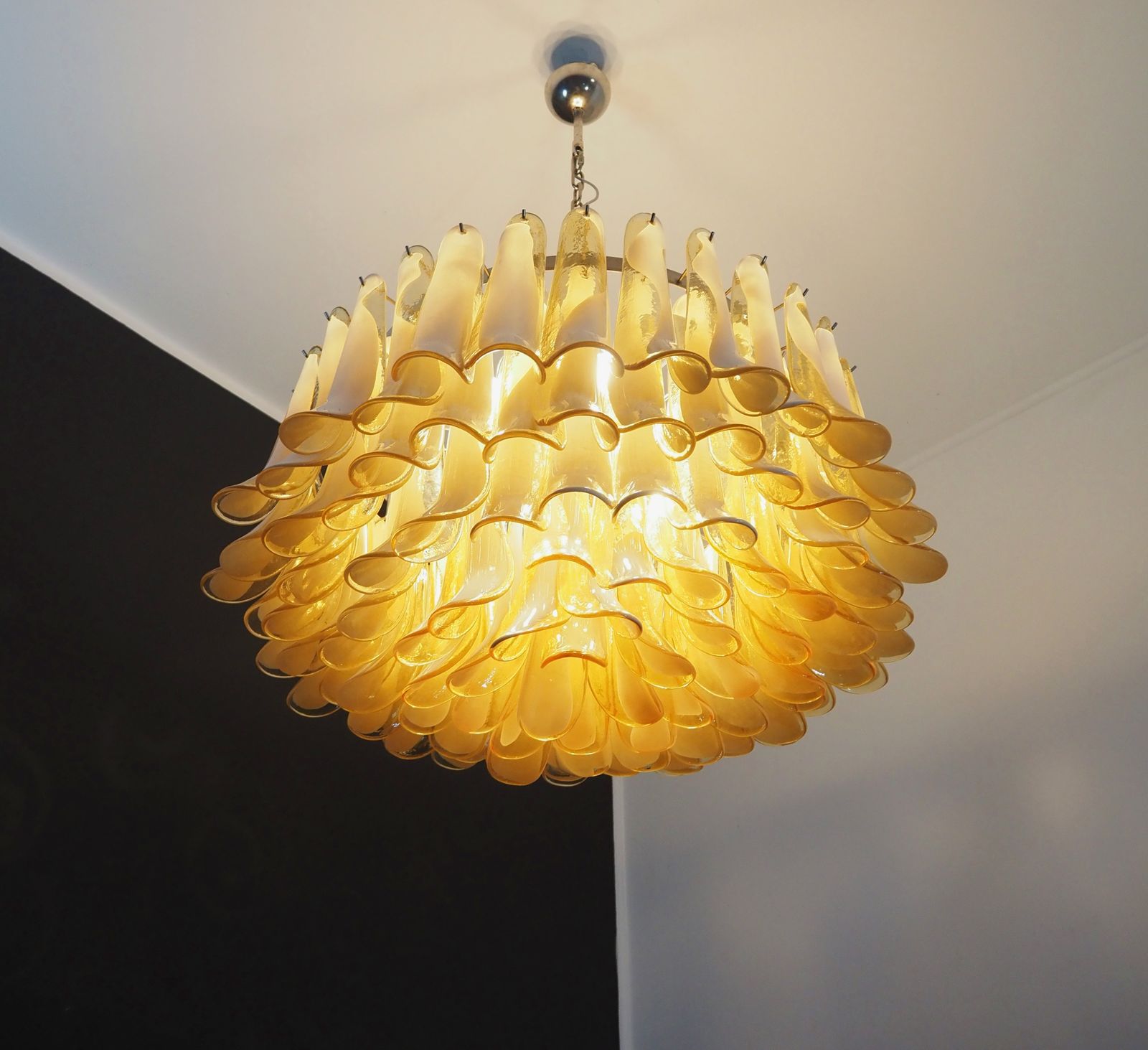 photo vintage Large Murano Glass Chandelier  101 Caramel Lattimo Glass Petal
