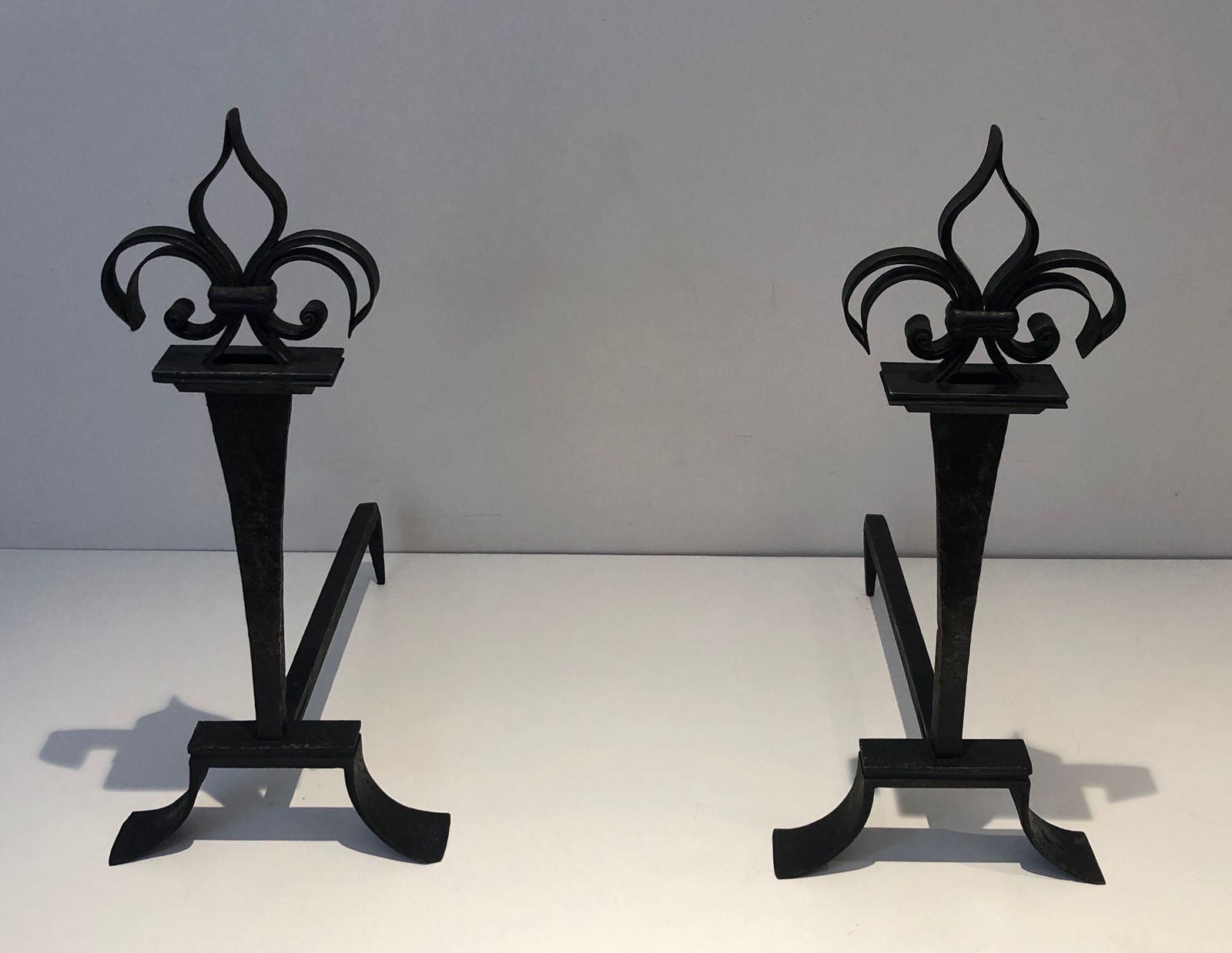 photo vinterior Important Pair Of Wrought Iron Andirons With Fleurs De Lys