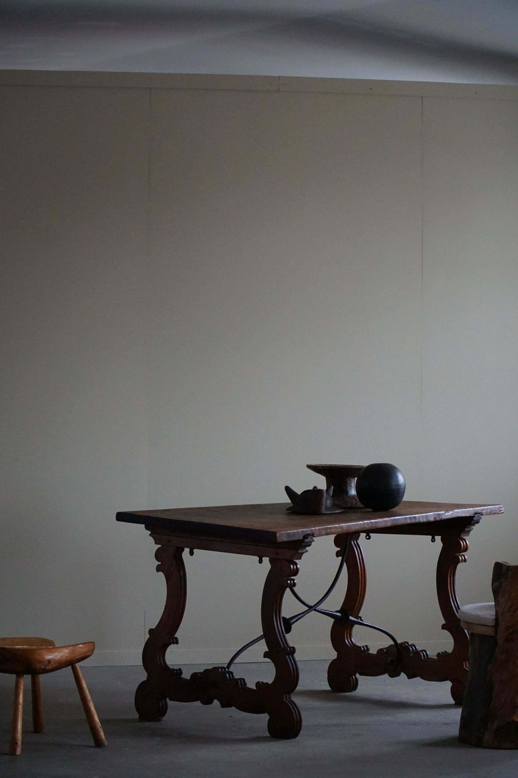 photo furniture Antique Spanish Brutalist Table In Solid Oak & Wrought Iron, 19th Century
