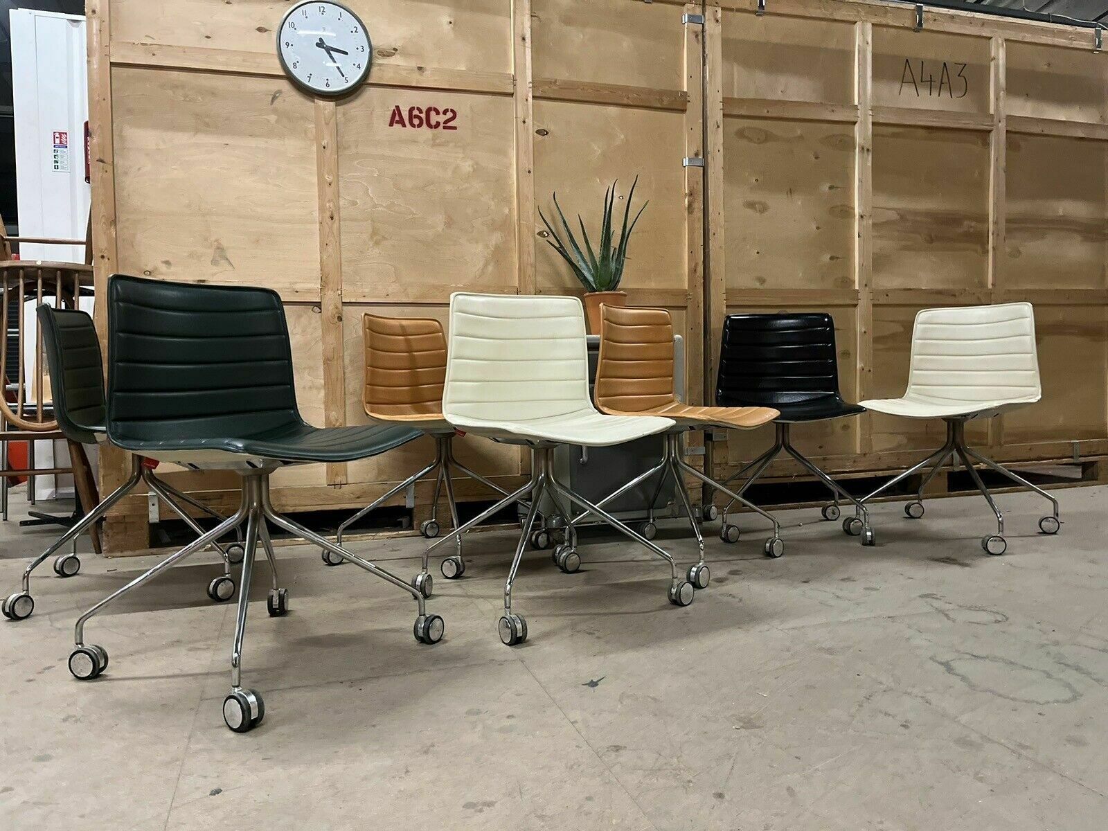 Arper Catifa 46 Studio / Office Chairs Dark Green Leather.      Va photo buy