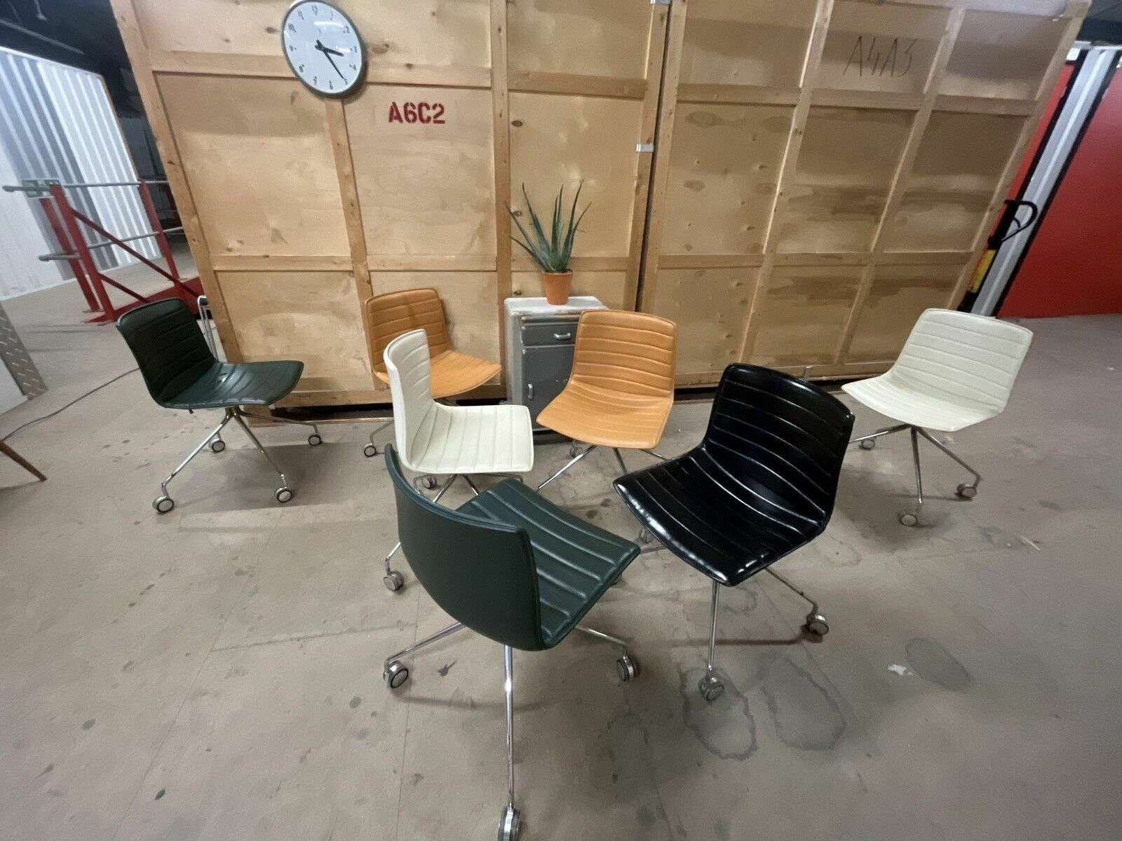 Arper Catifa 46 Studio / Office Chairs Dark Green Leather.      Va photo vintage