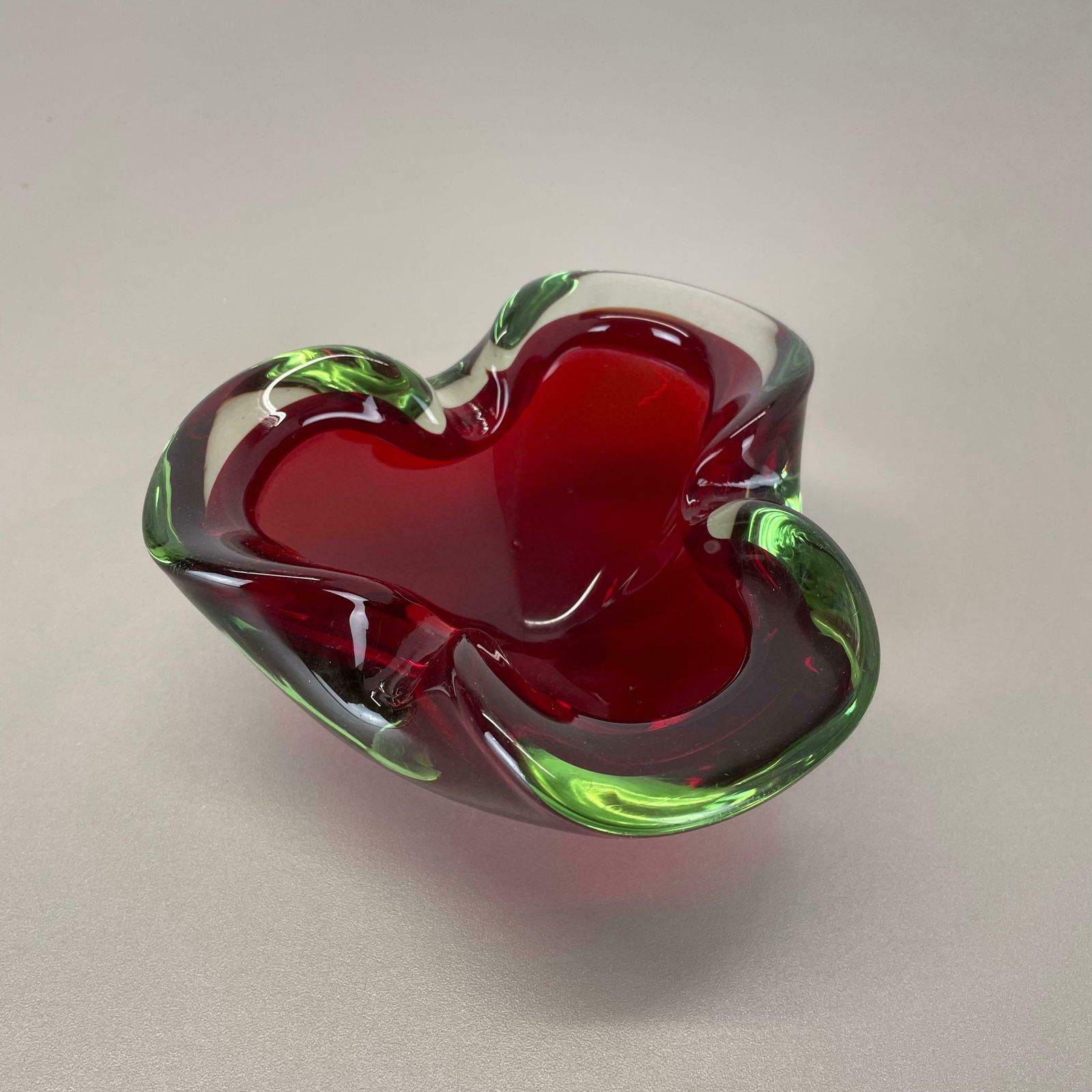 Large Murano Glass "Red Green" Bowl Element Shell Ashtray Murano, Italy, 1970s photo Home Decor