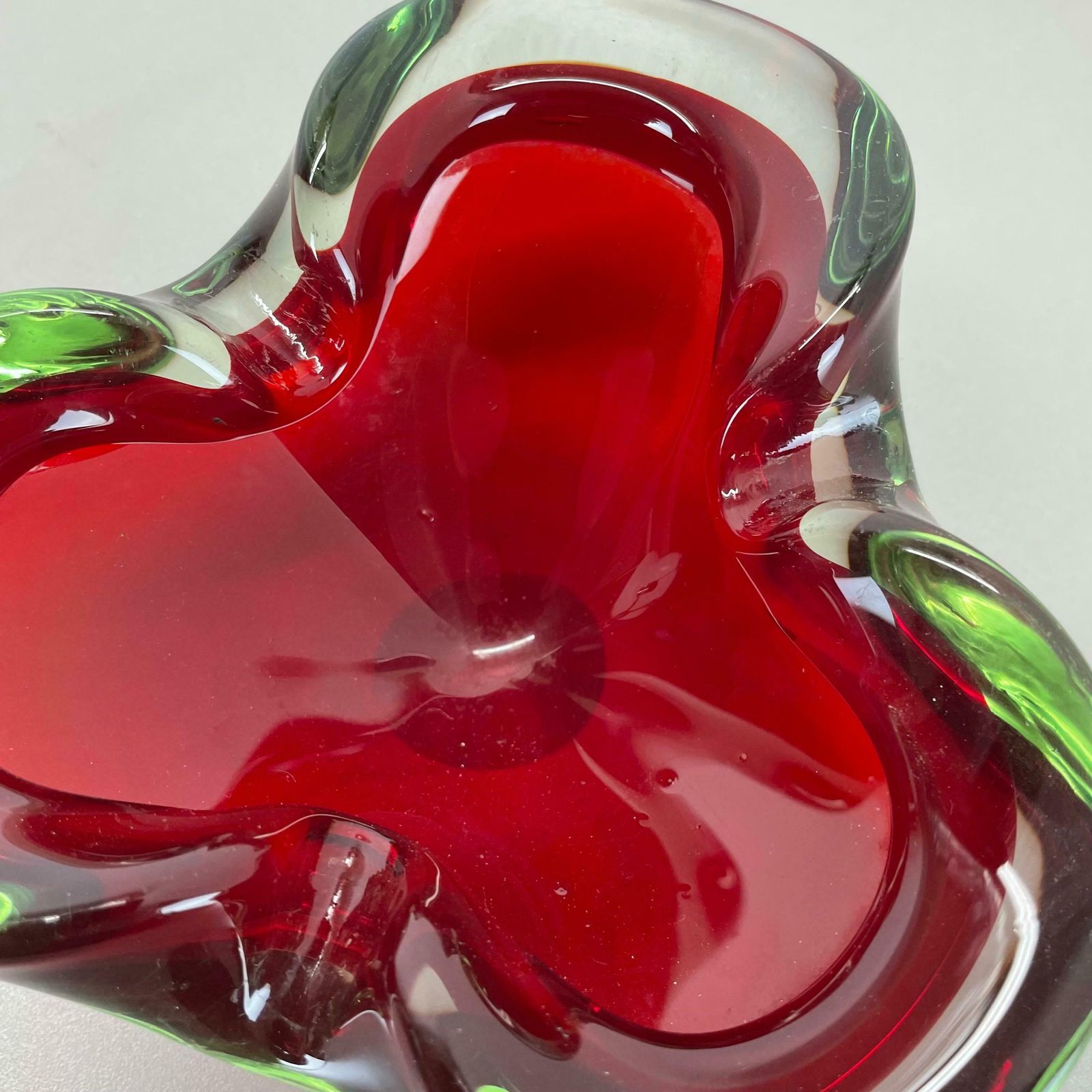 photo furniture Large Murano Glass "Red Green" Bowl Element Shell Ashtray Murano, Italy, 1970s