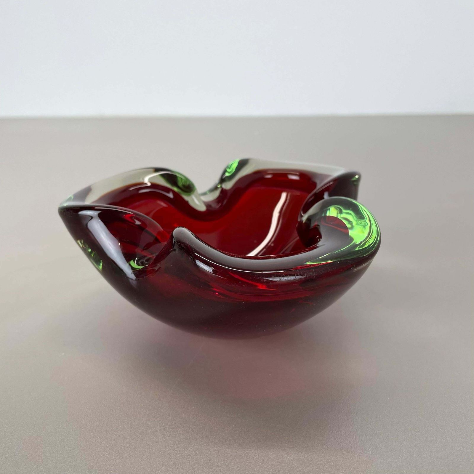 514.0 Large Murano Glass "Red Green" Bowl Element Shell Ashtray Murano, Italy, 1970s photo