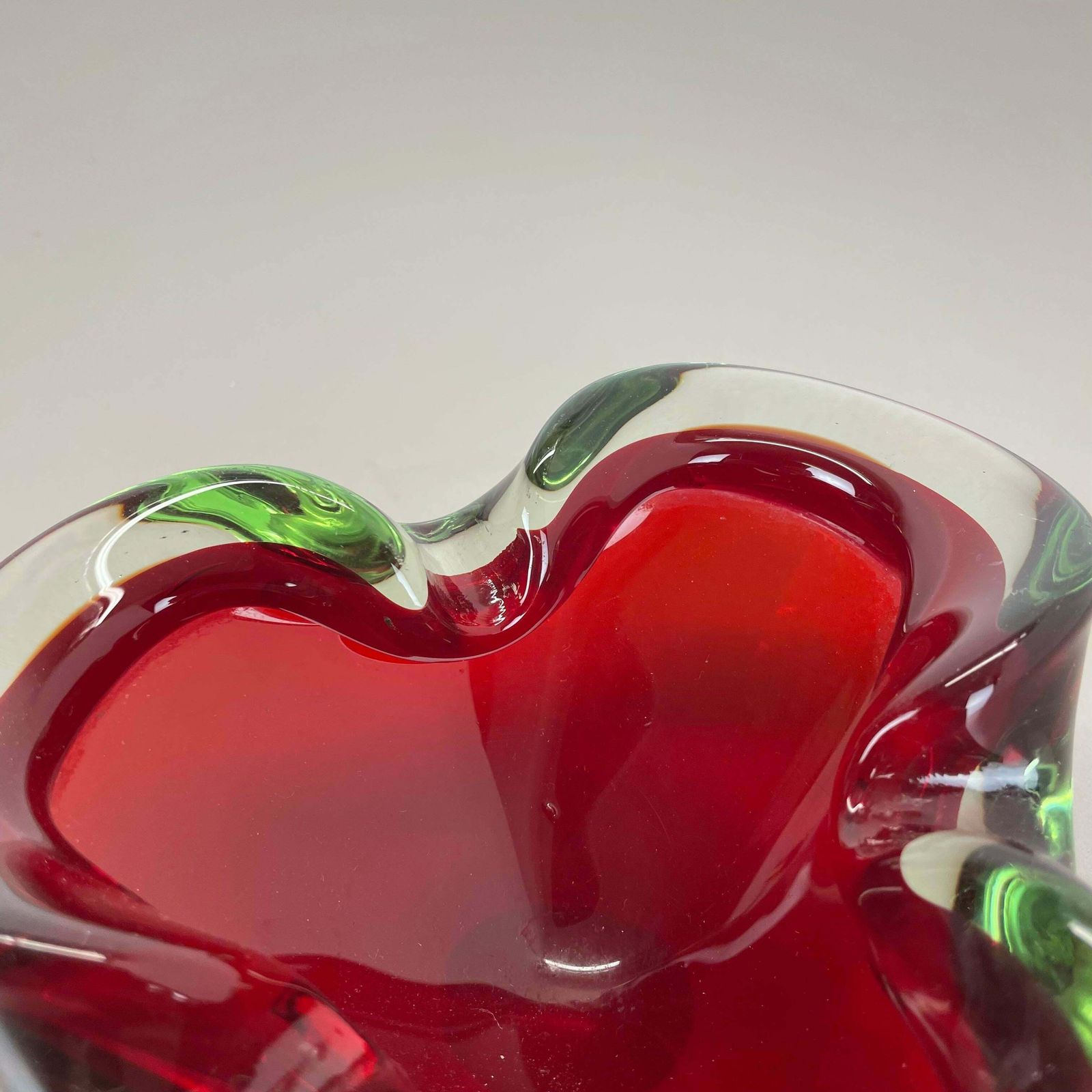photo vinterior Large Murano Glass "Red Green" Bowl Element Shell Ashtray Murano, Italy, 1970s
