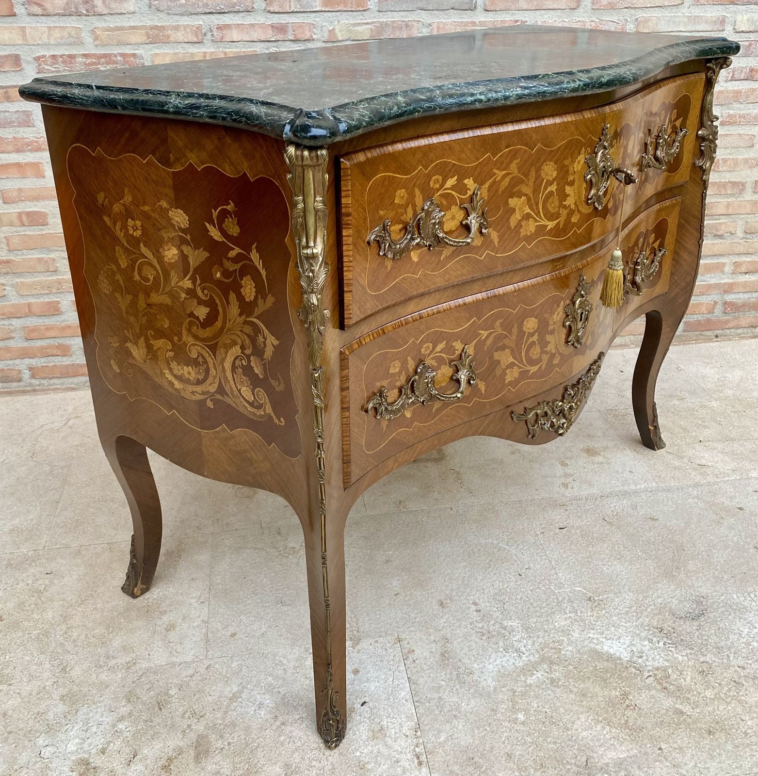 photo vinterior French Louis XV Style Bombé Satinwood Marquetry & Ormolu Mounted Commode
