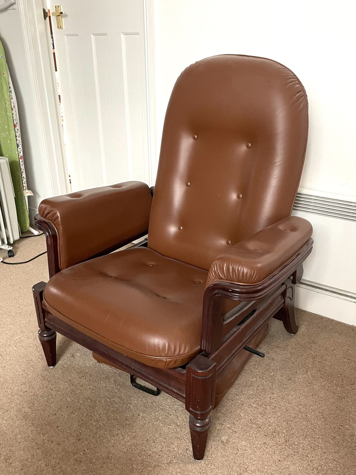 Brown Leather Manual Recliner Everstyl, Late 90'. Hardly Used.