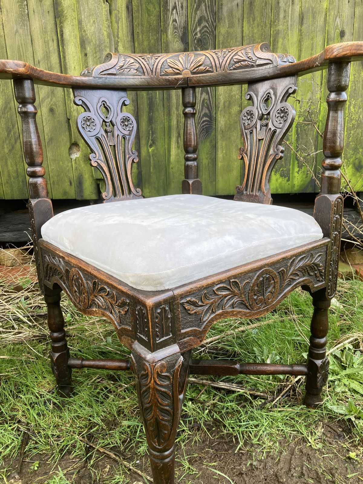 photo furniture Pair Of Victorian Carved Corner Chairs