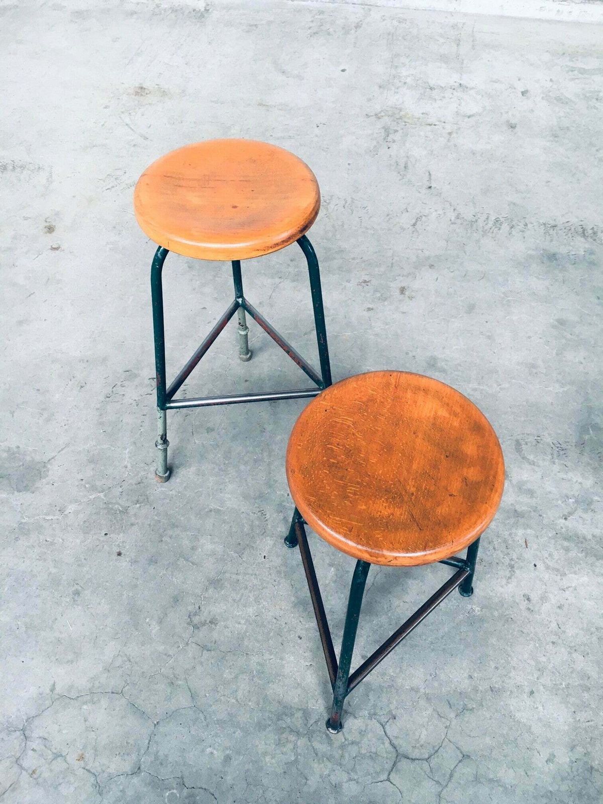 photo furniture Groene Driepoot Krukkenset, Industrieel Design, België, Ca. Jaren 1950