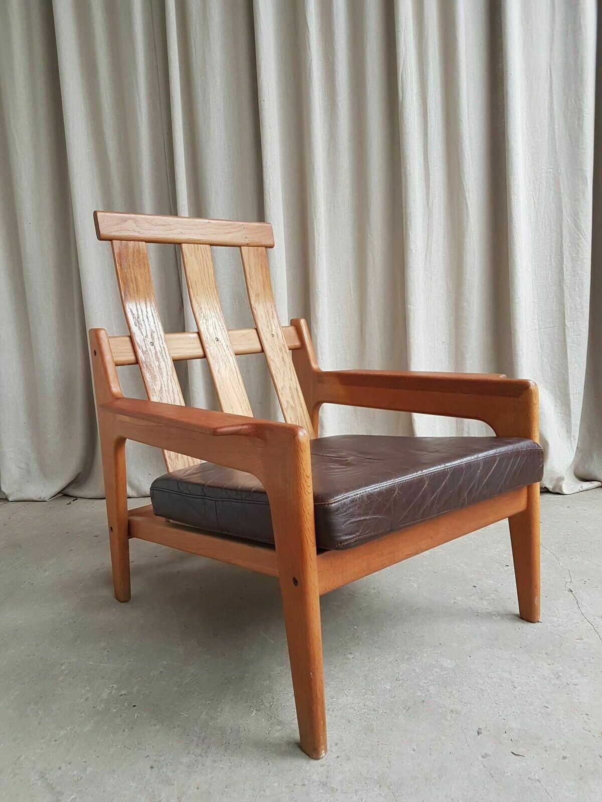 photo furniture Vtg Mid Century Danish Oak Leather Lounge Arm Chair By Komfort Scandi