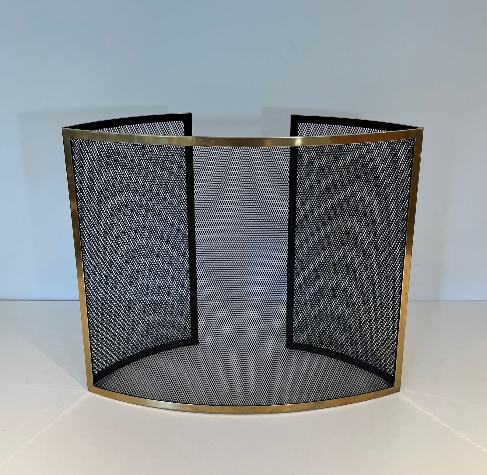 photo vinterior Curved Brass Firewall And Wire Mesh