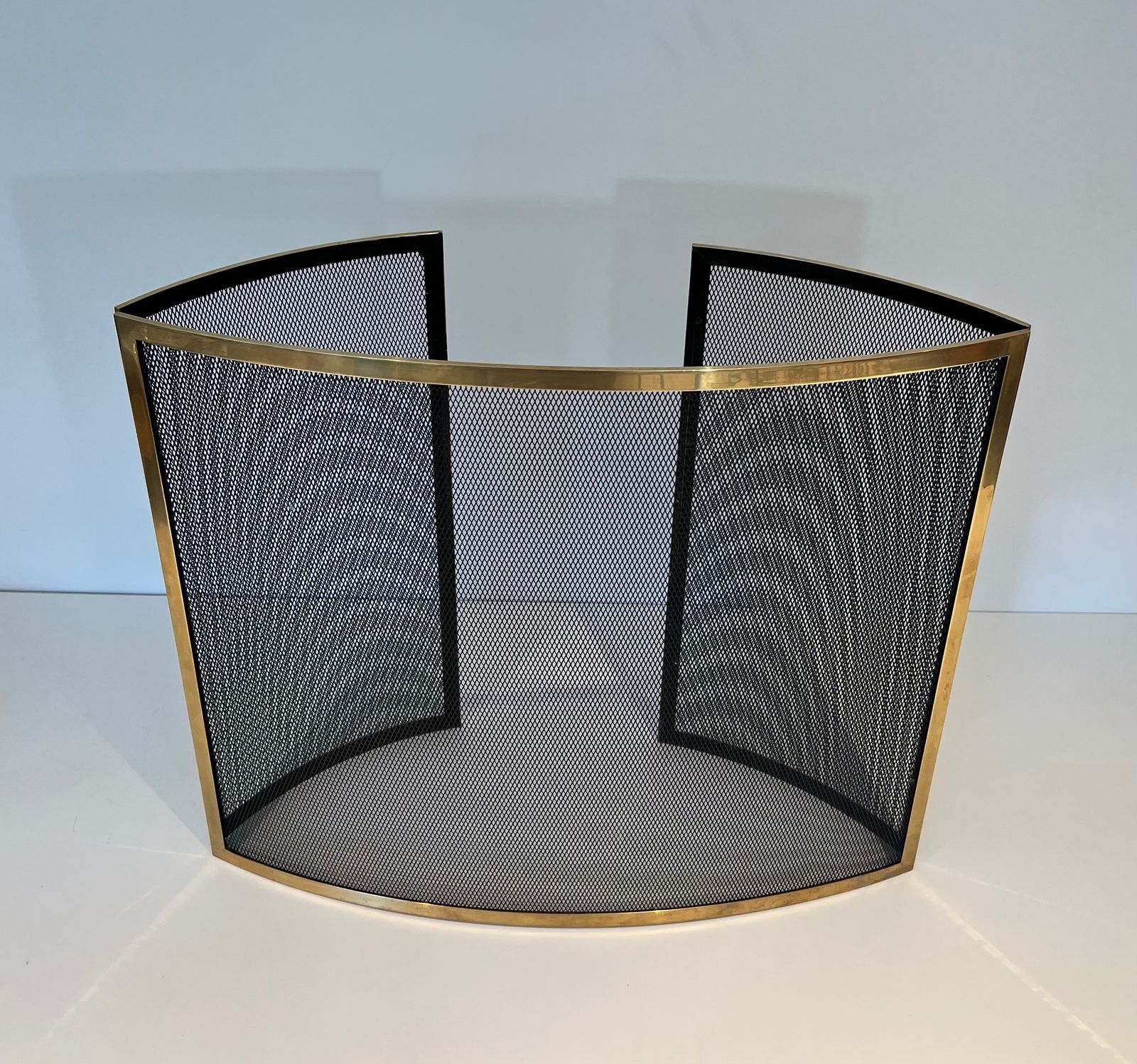 photo vintage Curved Brass Firewall And Wire Mesh
