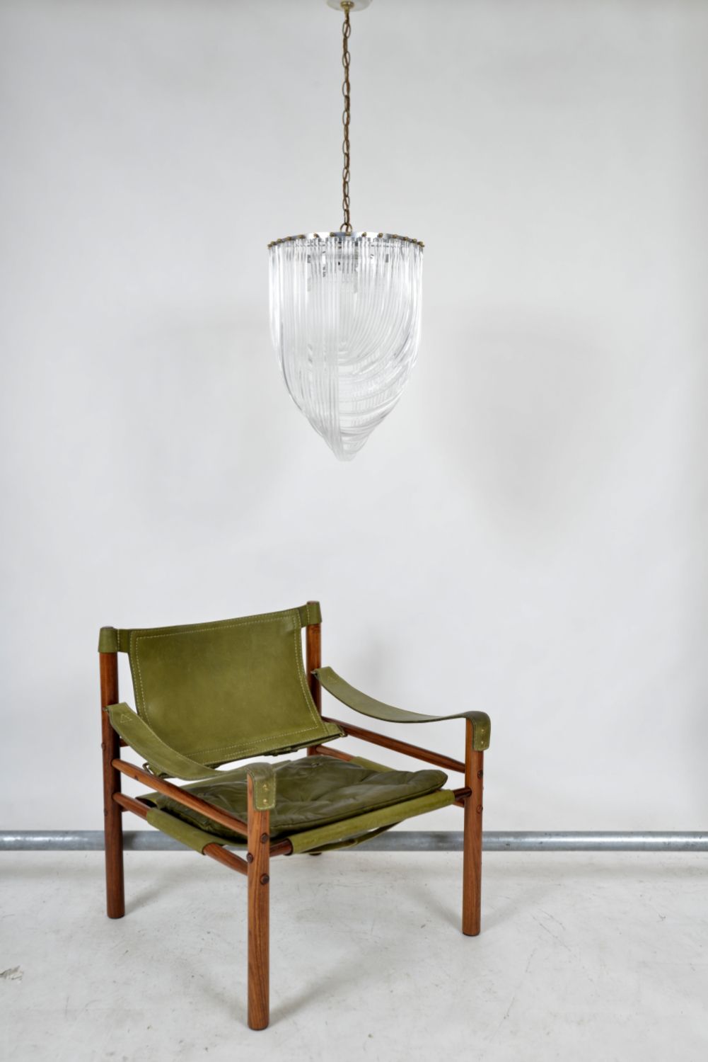 Large 1970s American Lucite Acrylic Ribbon And Brass Chandelier Hollywood Regency photo 1695.0