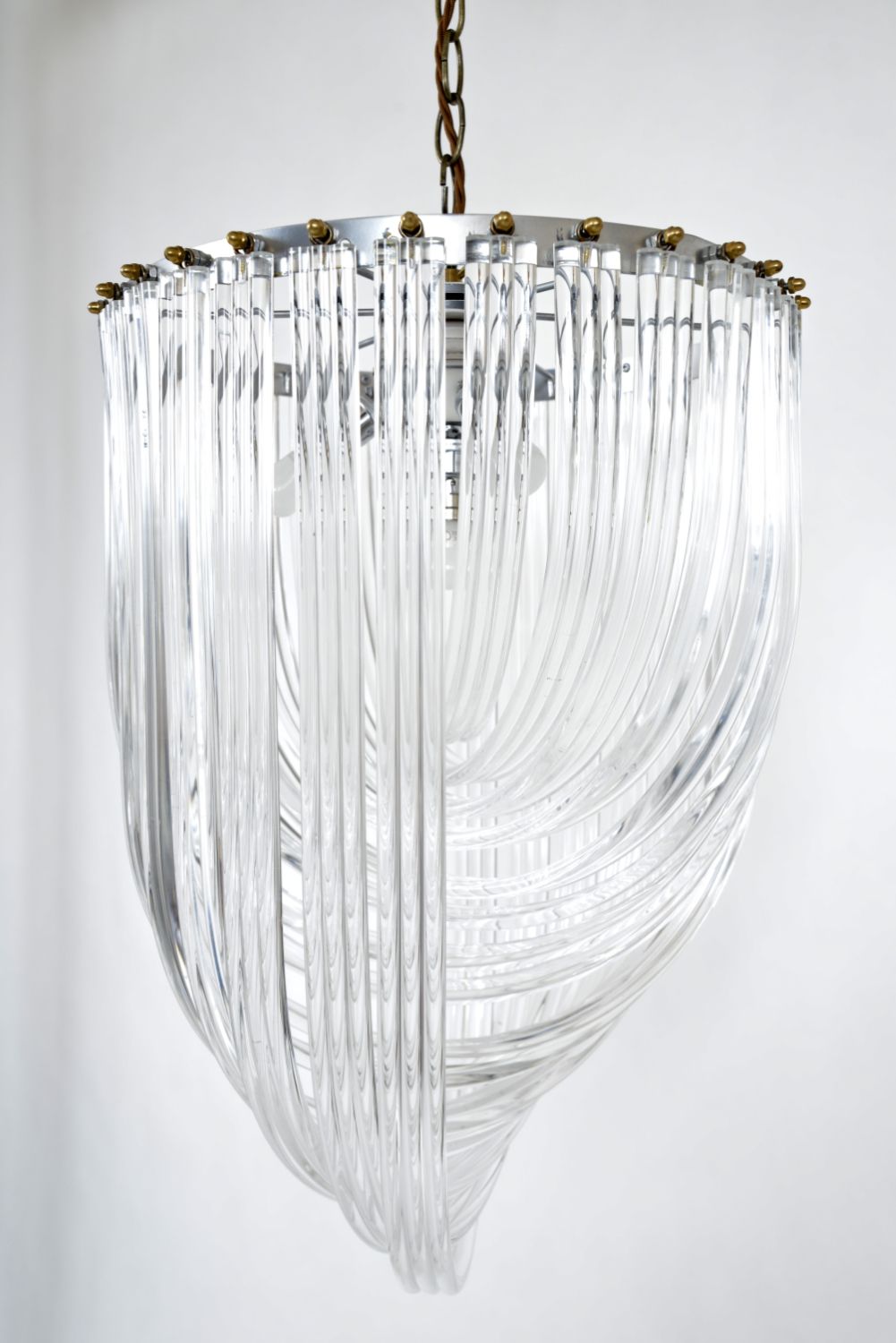 Large 1970s American Lucite Acrylic Ribbon And Brass Chandelier Hollywood Regency