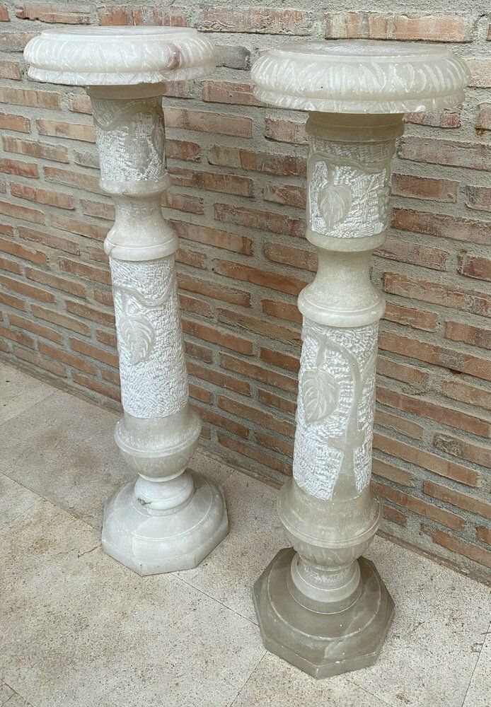 Italiaanse Empire Gebeeldhouwde Carrara Marmeren Voetstukken, Jaren 1890, Set Van 2 photo Woonaccessoires