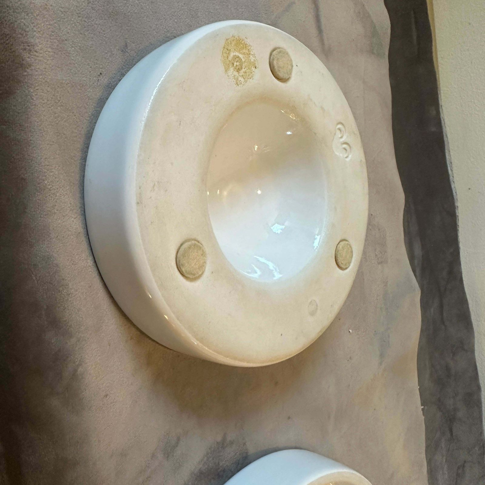 photo furniture 1970s Iconic Modernist White Ceramic Ashtray By Mangiarotti For F.Lli Brambilla