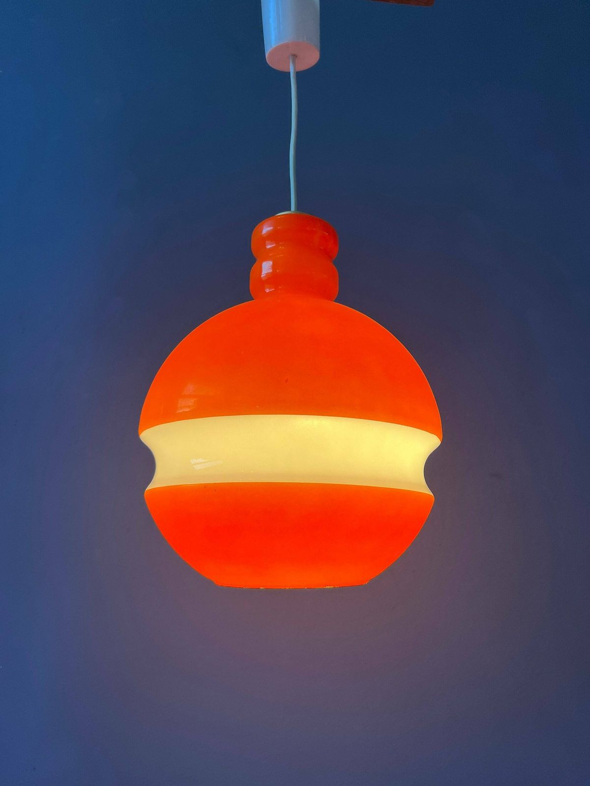 Oranje En Witte Mid Century Glazen Hanglamp Van Peill & Putzler