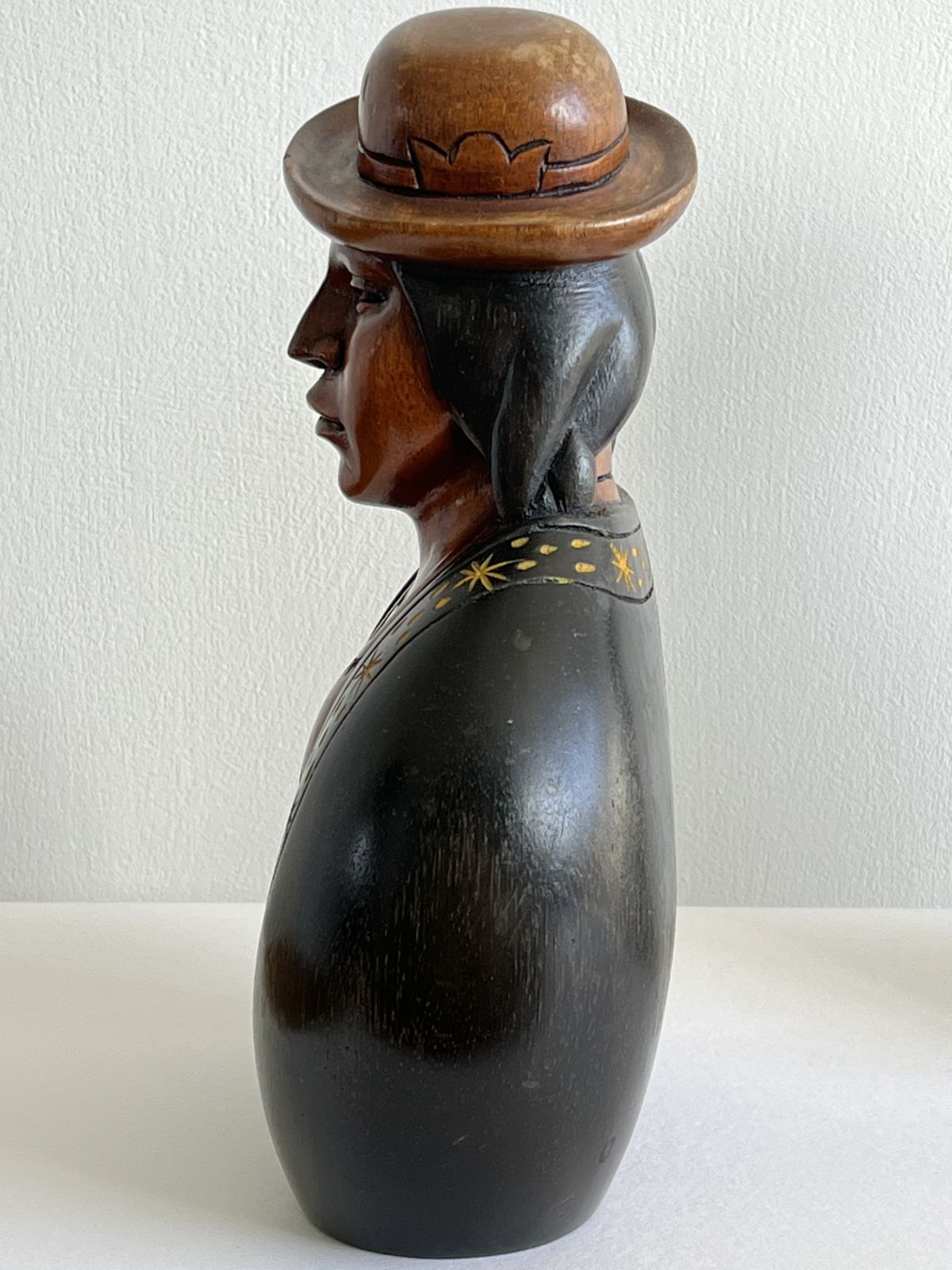 photo vinterior South American Sculptured Wooden Figures By Juan Carlos Ramírez