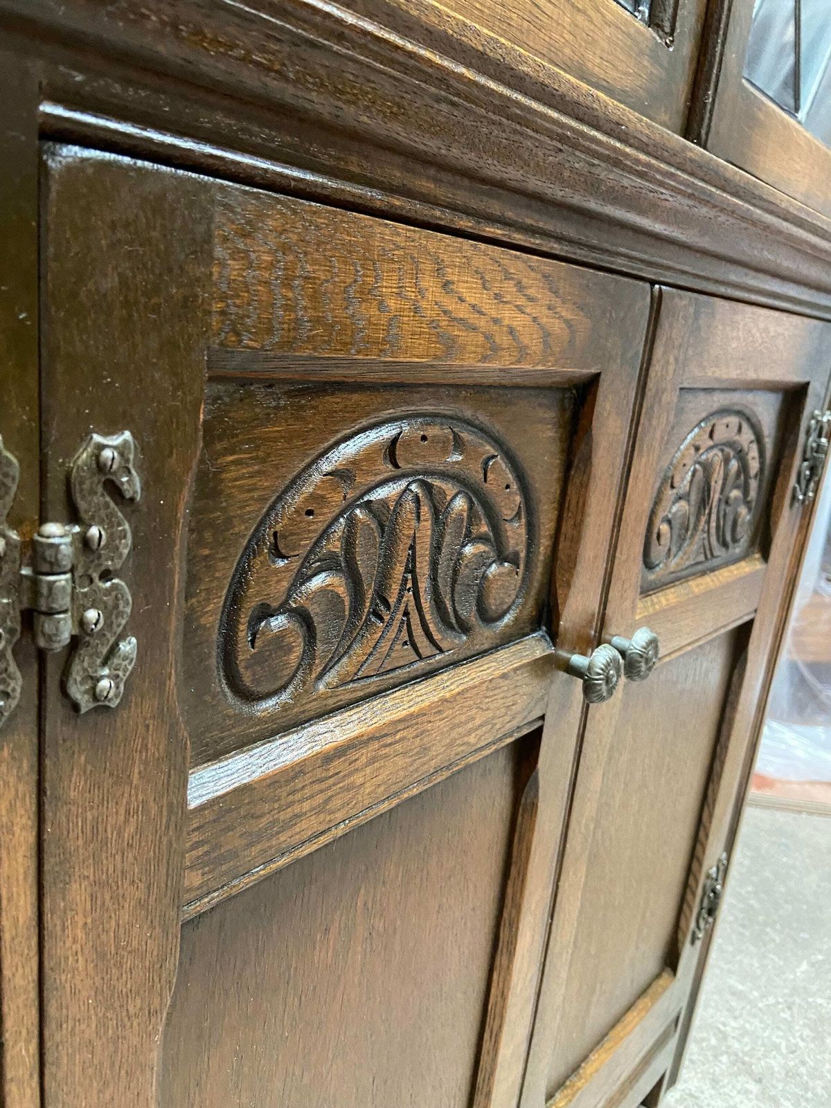 photo furniture Old Charm Wood Brothers / Oak Corner Cabinet / Light Oak Traditional Colour /Made In England Dated 1970s