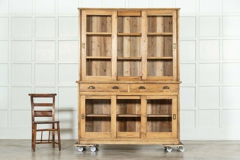 photo vintage Large English Pine Glazed Dresser