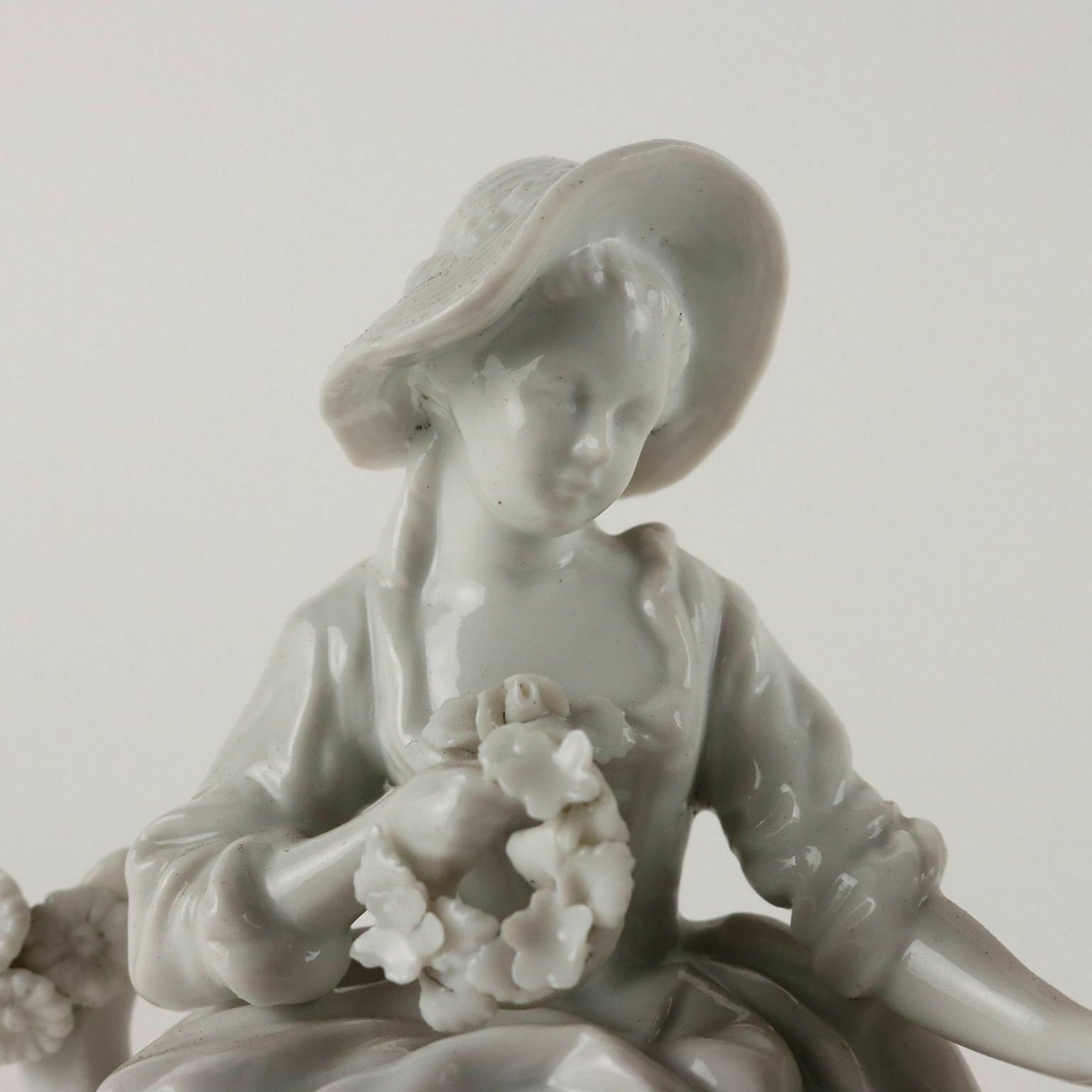 Statuina In Porcellana Bianca Di Rudolstadt photo for sale
