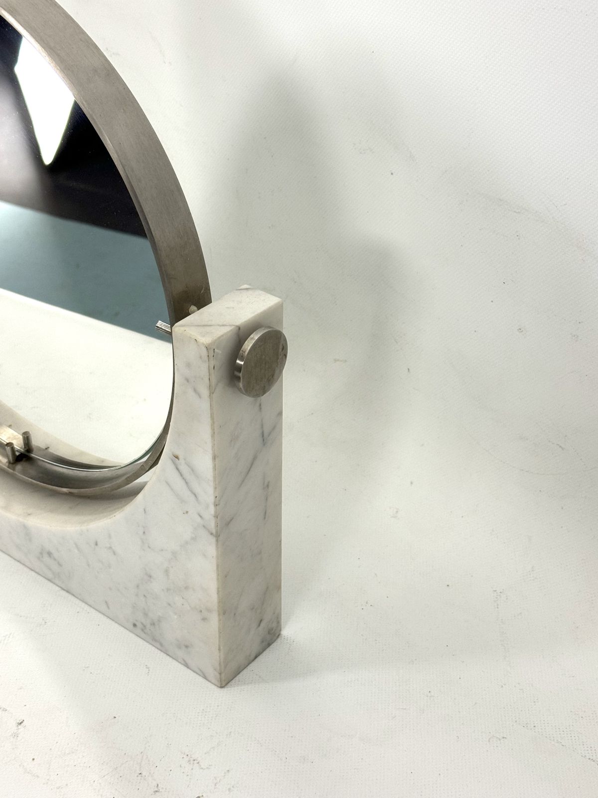 Angelo Mangiarotti, Mid Century Vanity Mirror In Carrara Marble. Italy 1960s photo vinterior