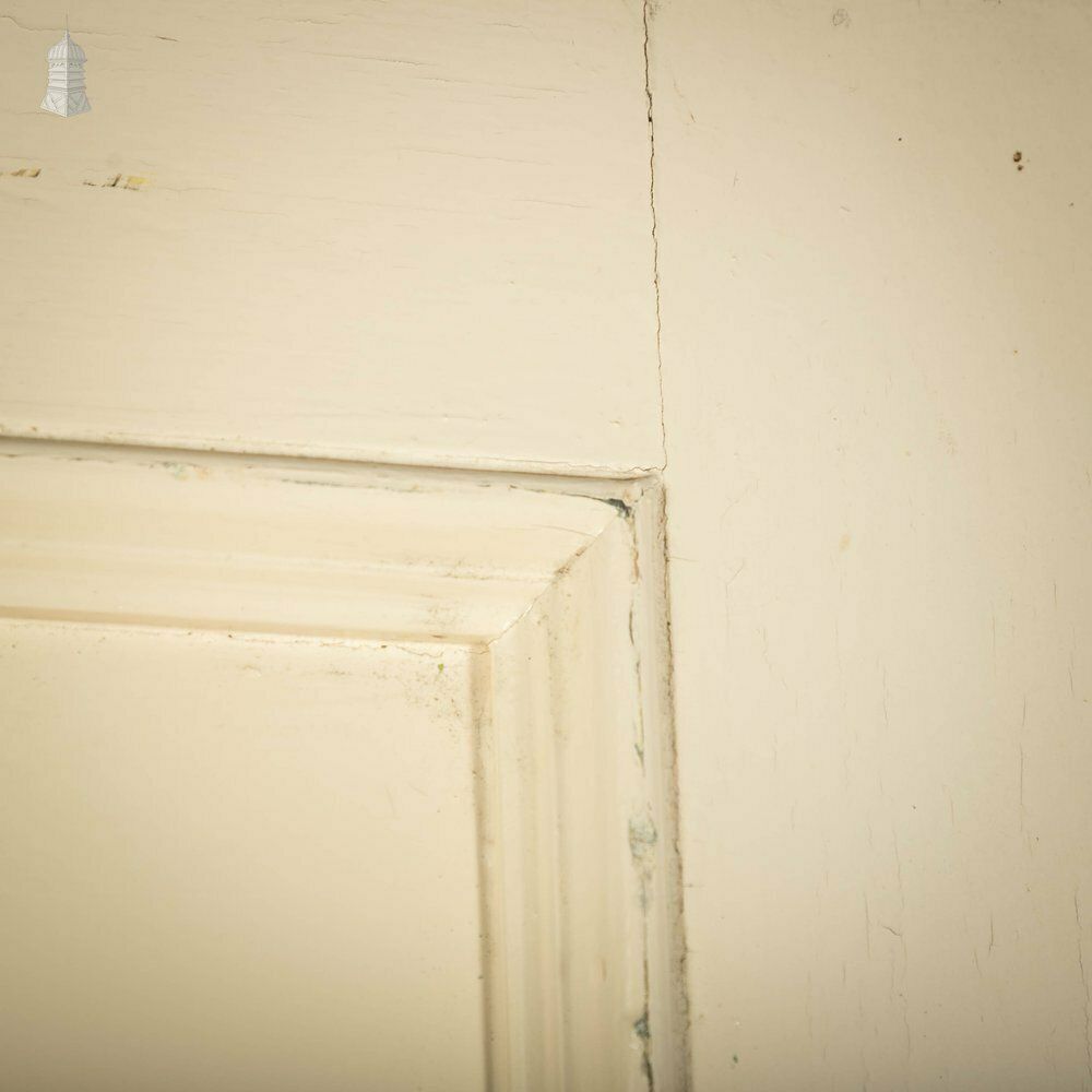 photo vinterior Pine Panelled Door, Moulded 4 Panel, White And Green Distressed Paint Finish