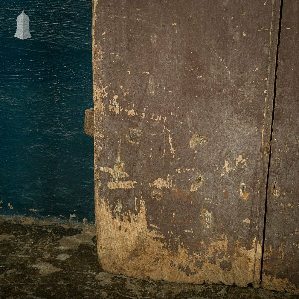 photo vinterior Hardwood Barn Door, 18th C Braced And Ledged With Period Repair And Distressed Brown Paint Finish