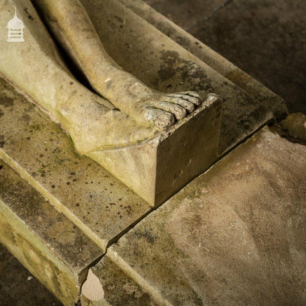 photo vinterior A Life Sized Jesus On The Cross On A Huge 14ft X 6ft Crucifix Carved In Stone
