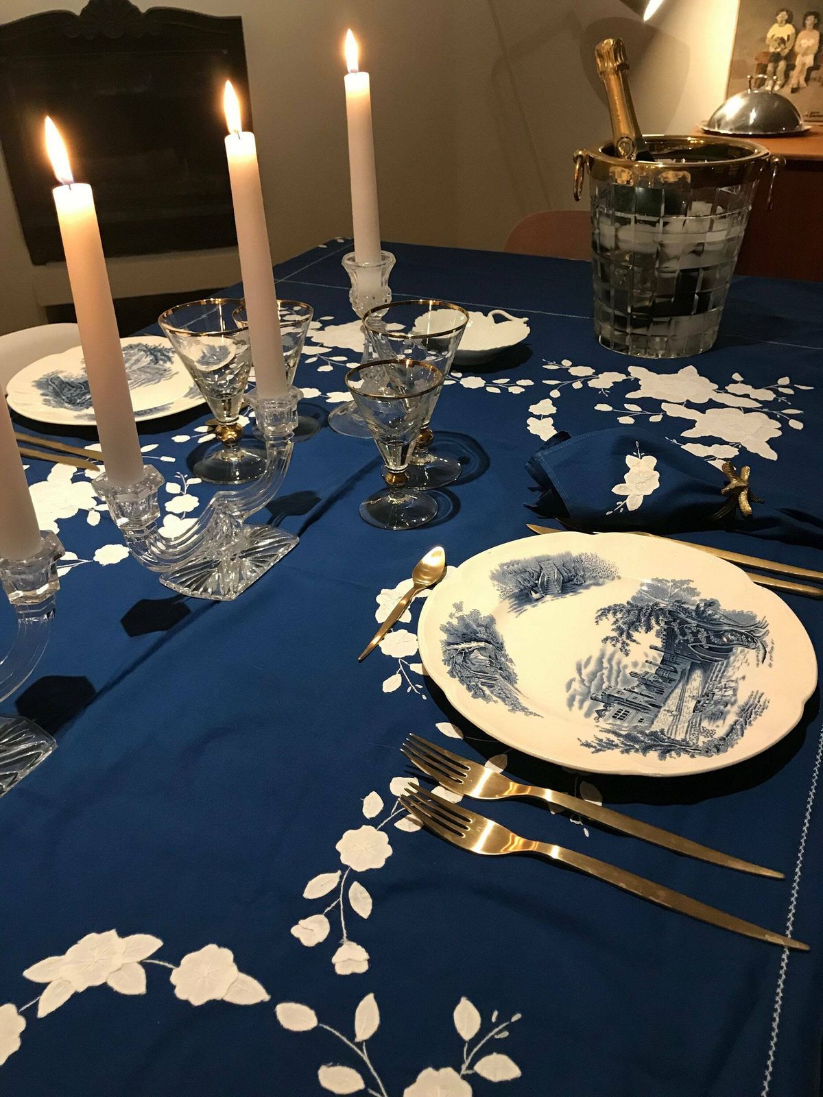 4 Haddon Hall Blue Van Johnson Brothers – Entréebord 8,8" – Niet Meer Leverbaar Servies, Vervangend Tafelservies, Wit/Blauw, Engelse Gravureborden photo for sale