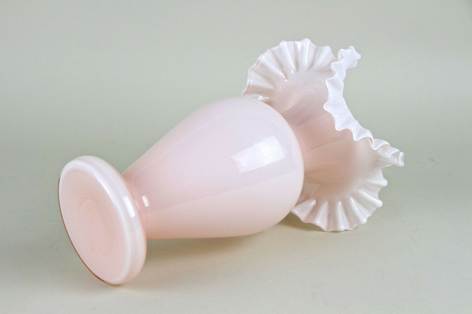 photo vinterior 20th Century Art Nouveau Pink Frilly Edged Glass Vase, Austria Circa 1900