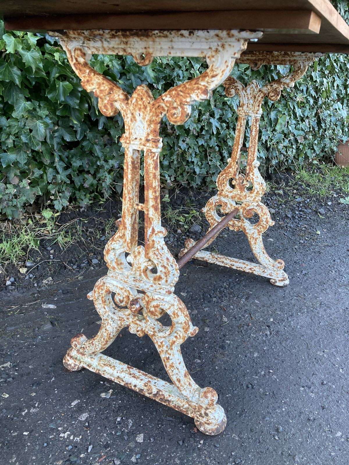 photo vinterior Victorian Country Cast Iron Leg With A Mahogany Top Garden Table