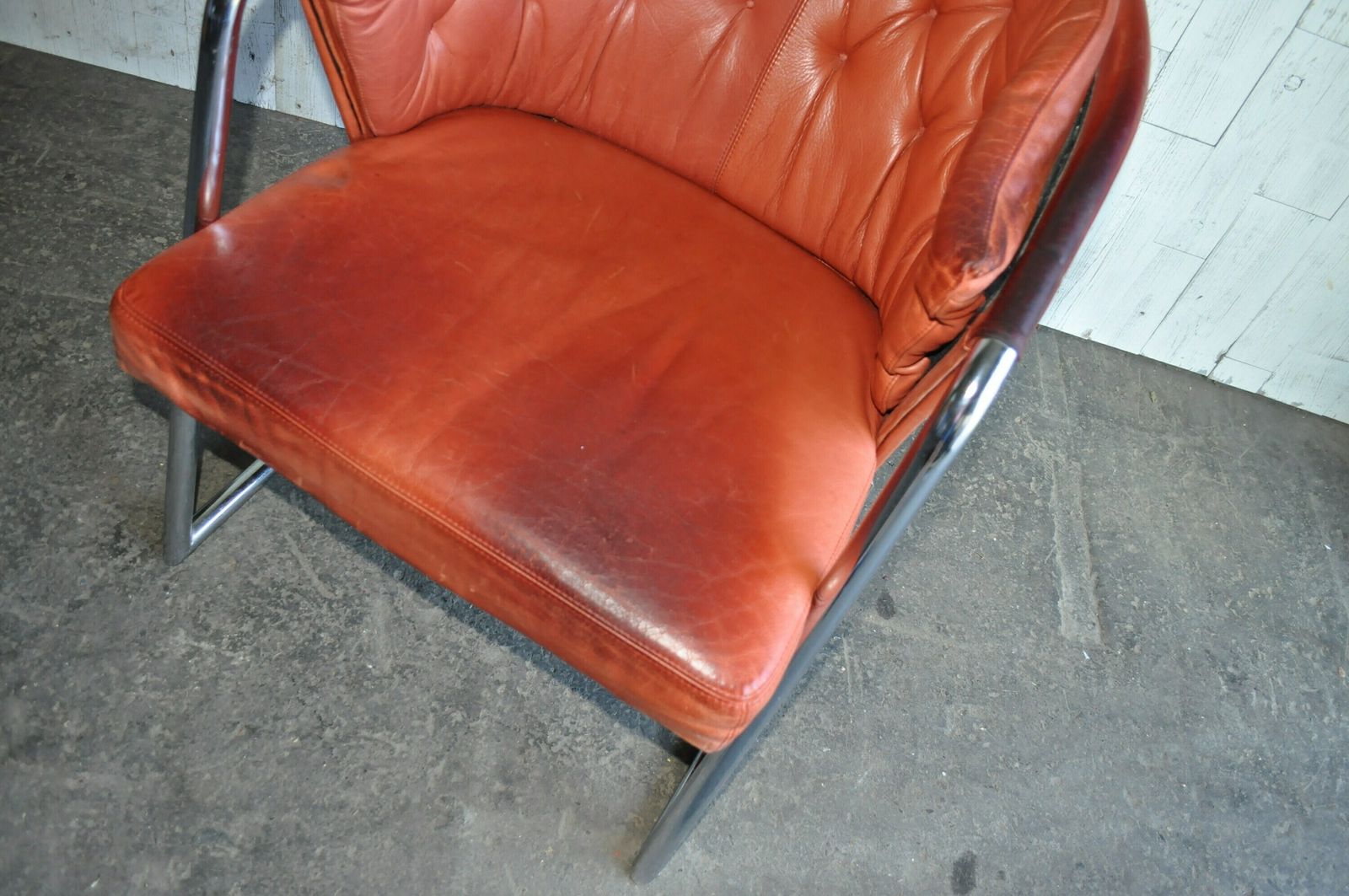 photo furniture Mid Century Modern Tufted Leather Armchair, 1970s