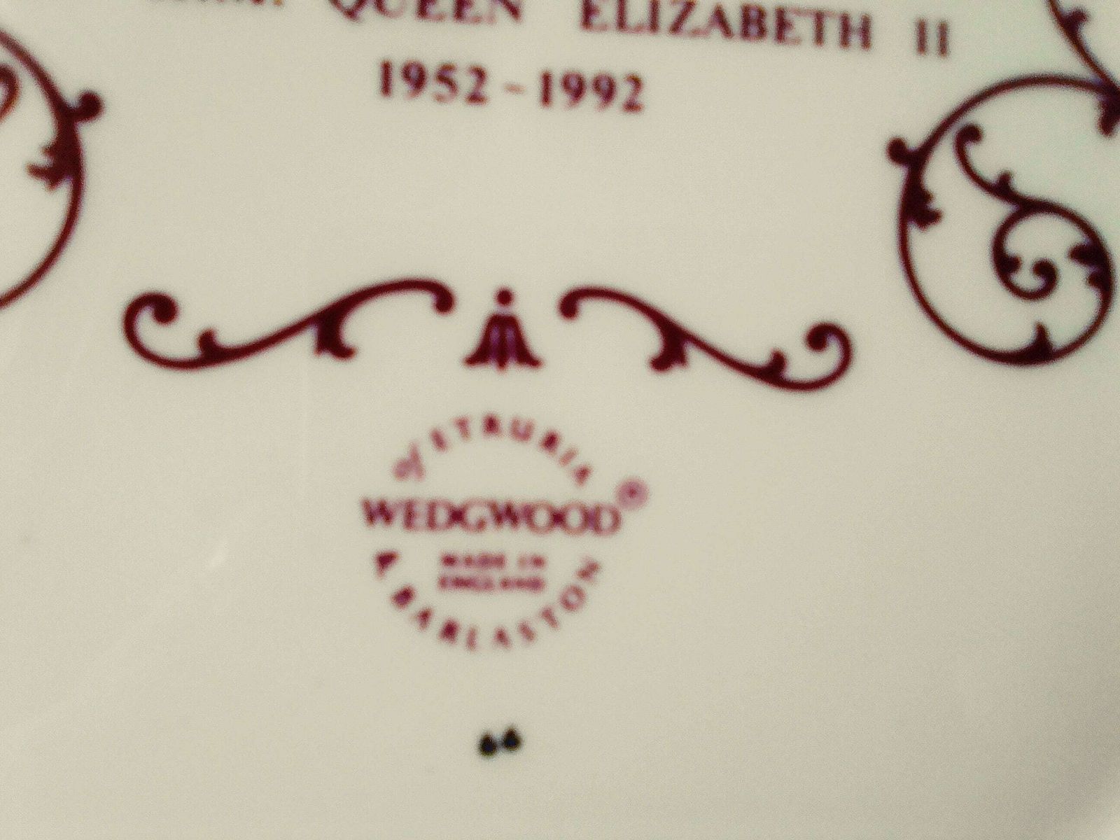 Wedgwood Dresser Plate, 40th Anniversary Queen Elizabeth II Collectible Porcelain Plate photo 57.0