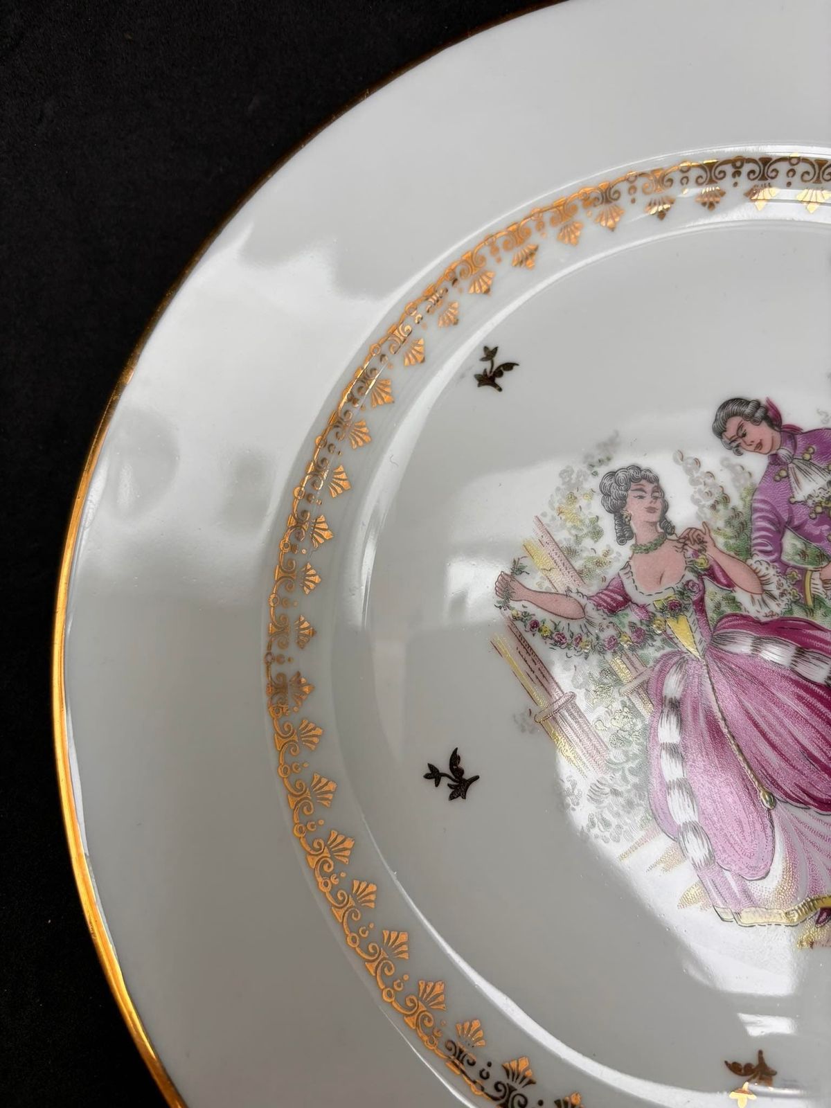 Limoges Porseleinen Dinerborden – Scène Galante | Set Van 4 | Wit Met Gouden Rand | Romantisch Motief photo buy