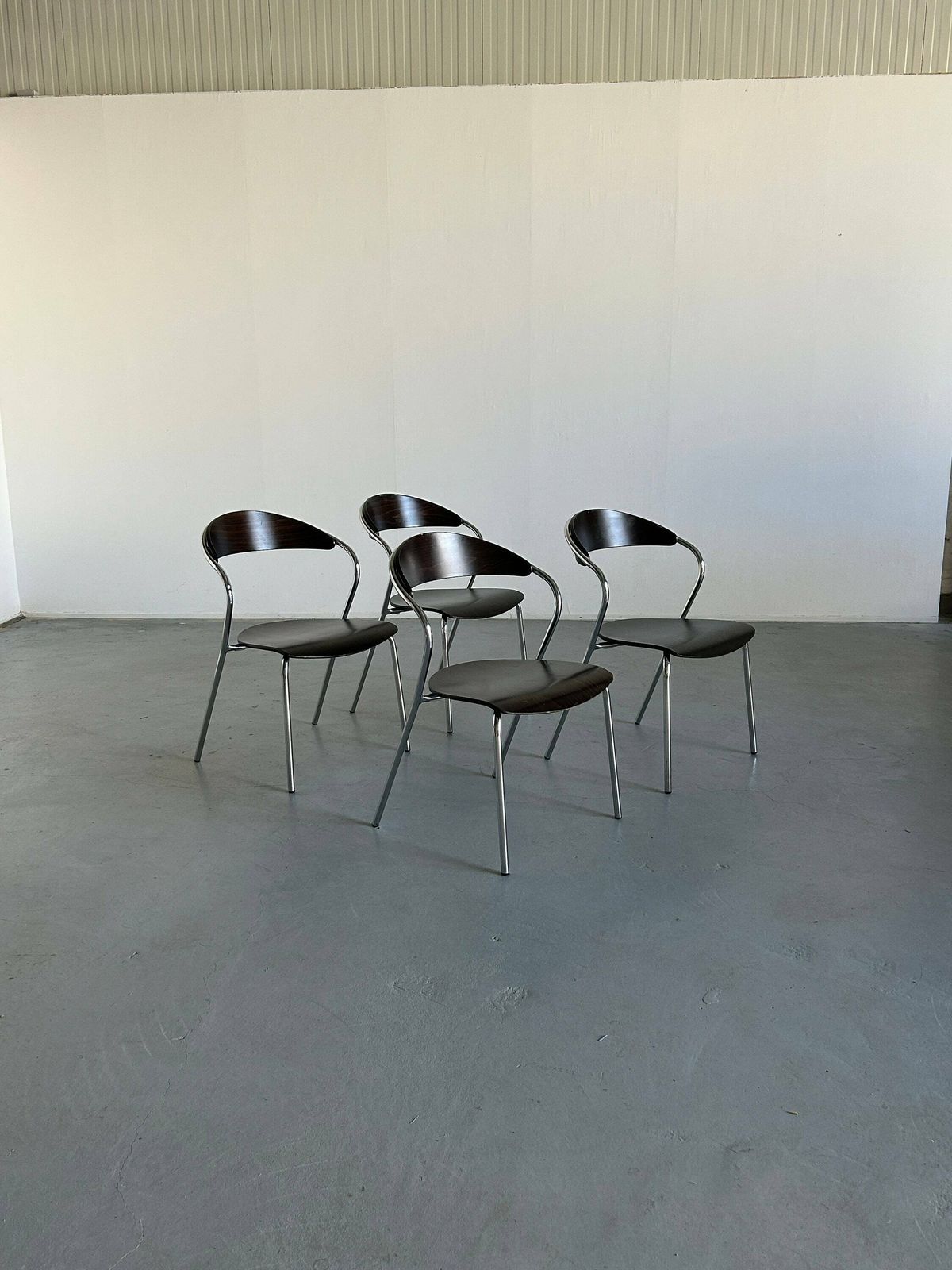 Set Of 4 Vintage Italian Sculptural Memphis Design Postmodern Curved Stackable Dining Chairs In Bent Plywood And Chrome, 1980s Italy