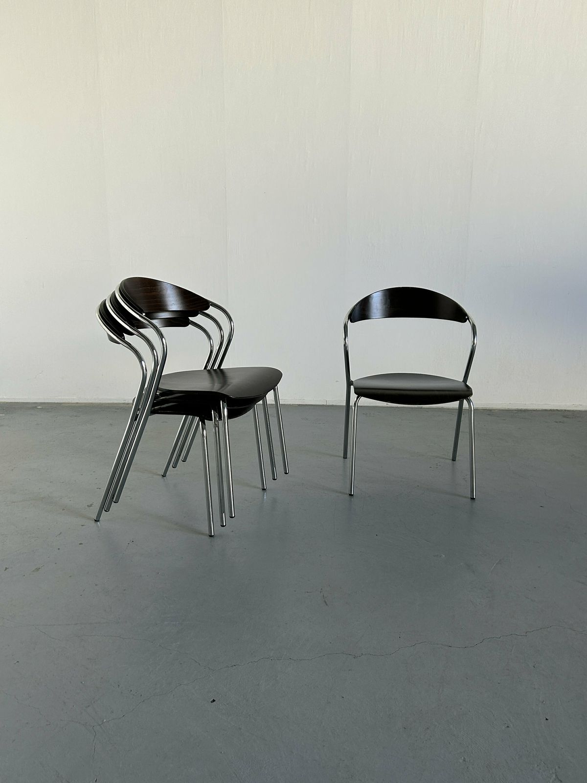 Set Of 4 Vintage Italian Sculptural Memphis Design Postmodern Curved Stackable Dining Chairs In Bent Plywood And Chrome, 1980s Italy photo 857.0