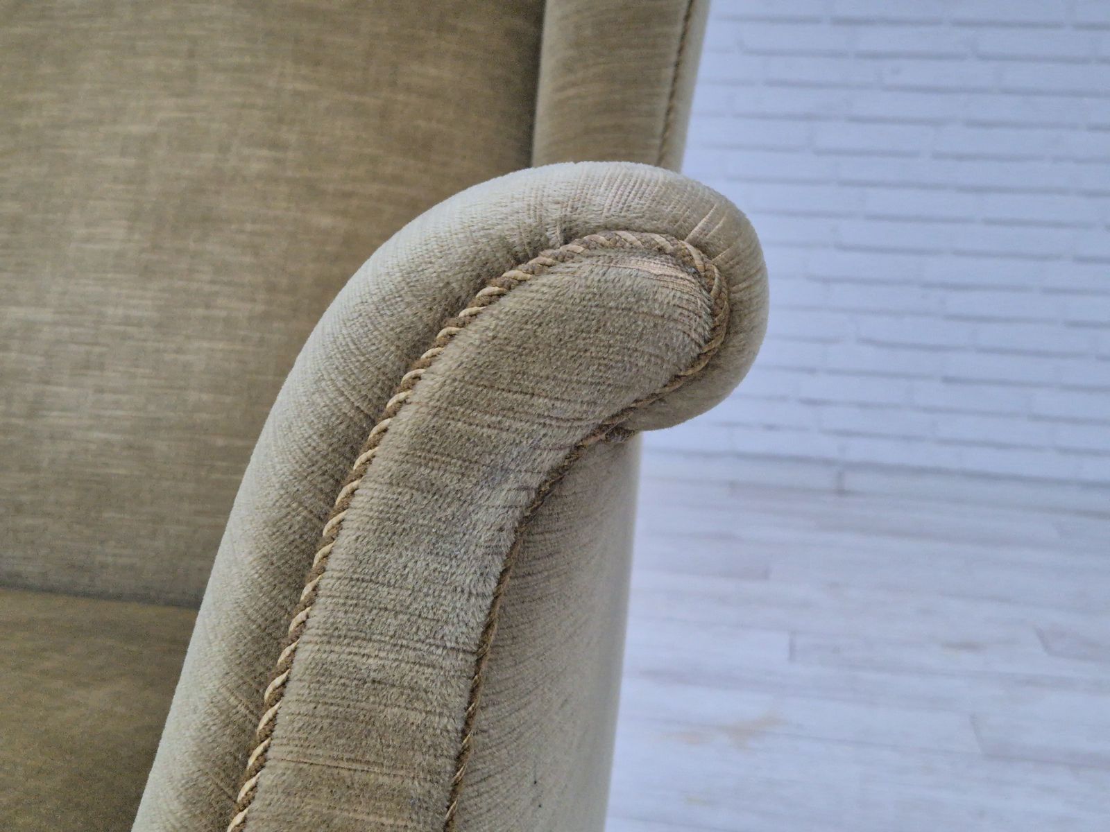 photo vinterior Jaren 1970, Deens Design, Wingback Fauteuil, Goede Staat, Meubelvelours, Beukenhouten Poten.