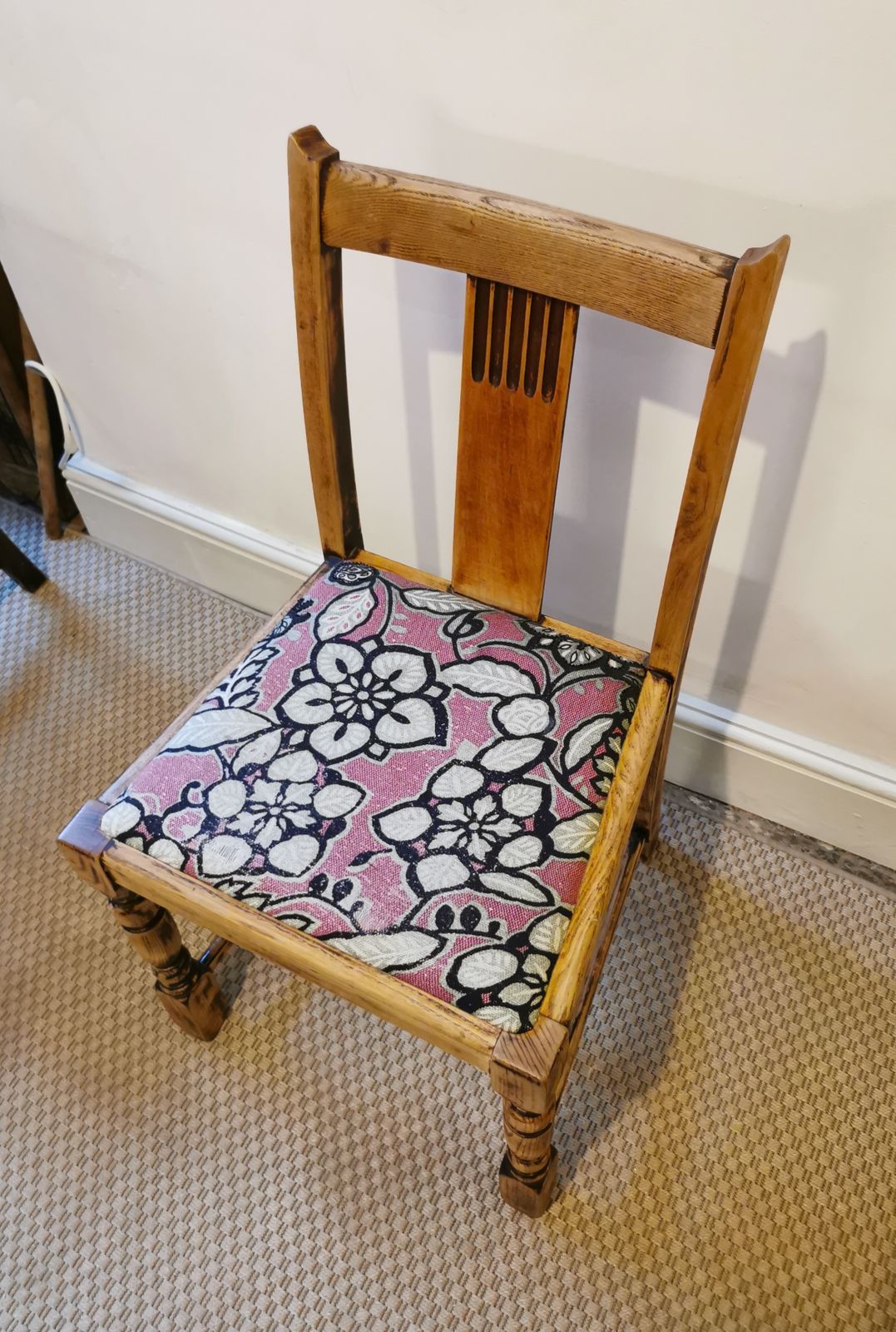 Set Of Four Unique Re Upholstered Solid Hard Wood Dining Chairs With Luxury Fabric Cushions photo Furniture