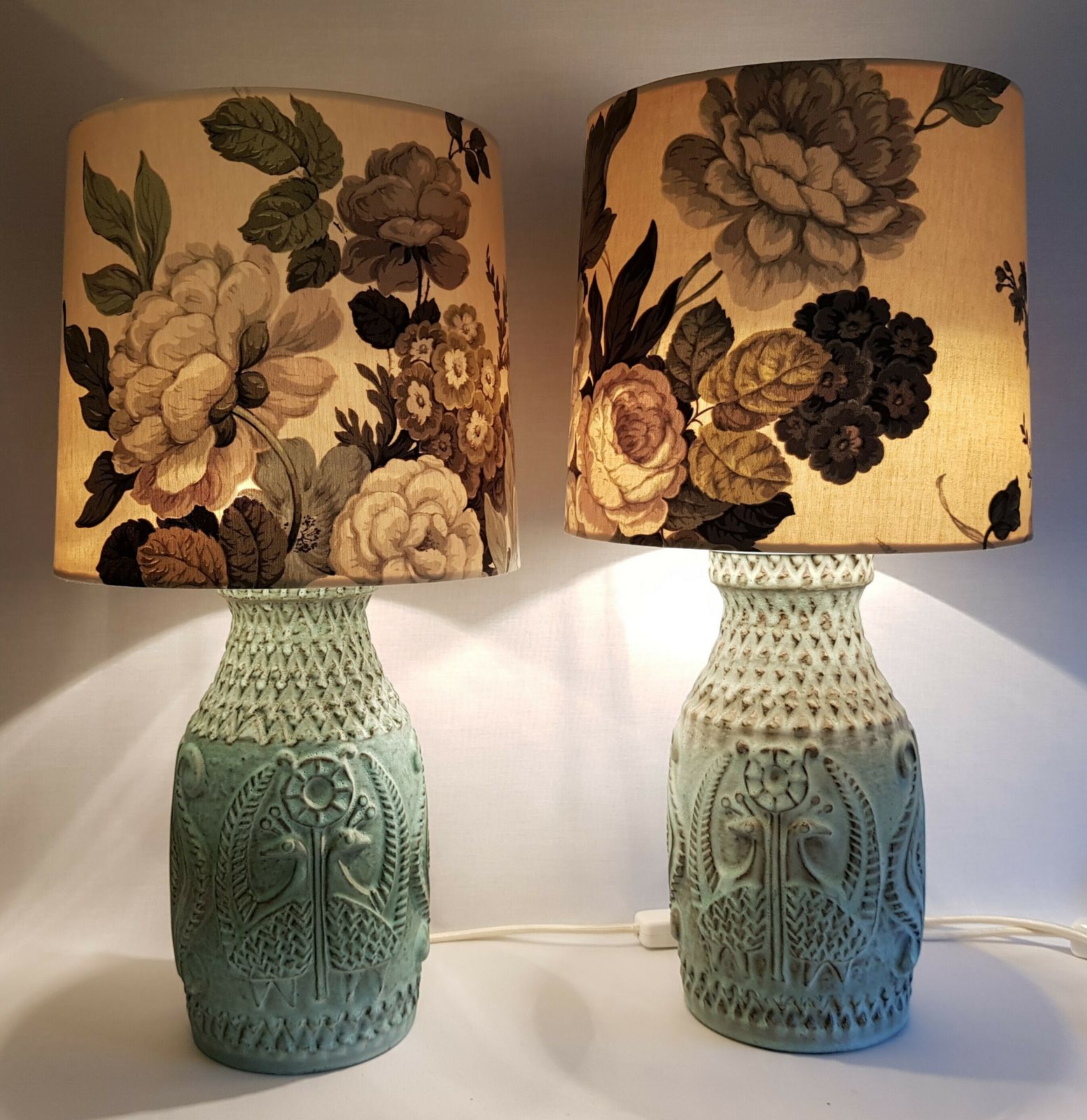 Set Of 2 Vintage Bay Ceramic Table Lamps With Birds Relief Decor, Incl. Original Lampshades Green And Grey Flower Decor 1970s photo 399.0