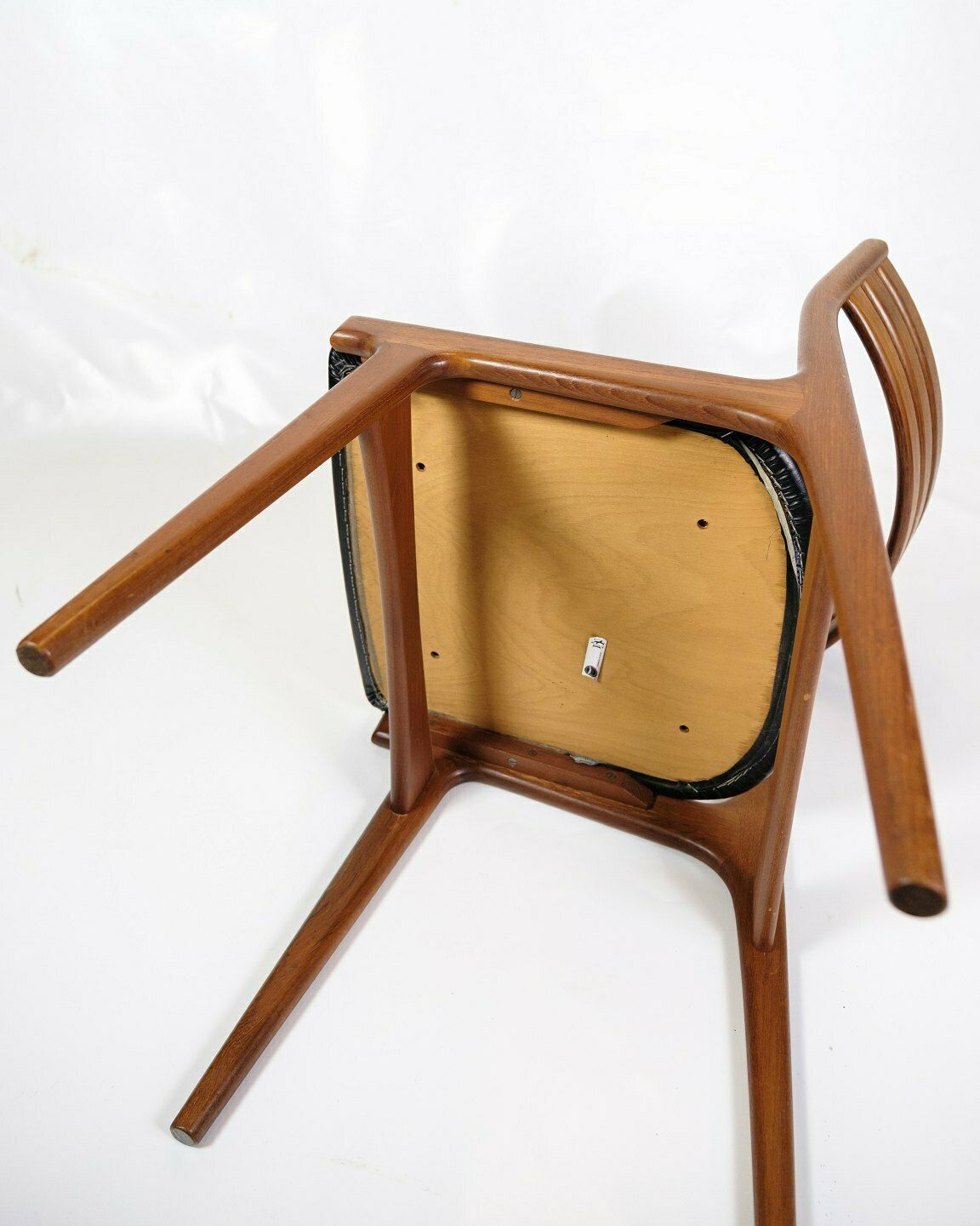 photo furniture Set Of 6 Dining Chairs  Model U20 In Teak & Black Leather By Johannes Andersen For Uldum Møbelfabrik From 1960s